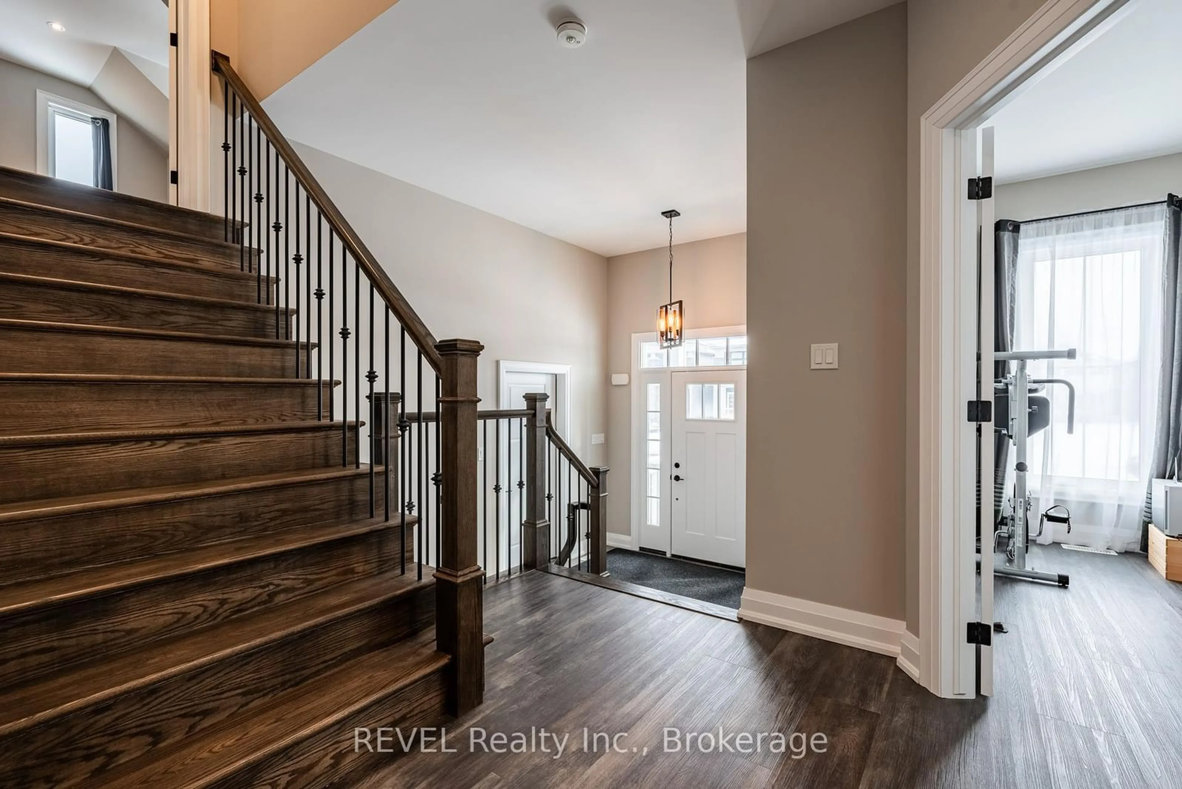 Indoor entryway for 194 Iva St, Welland Ontario L3B 1W6