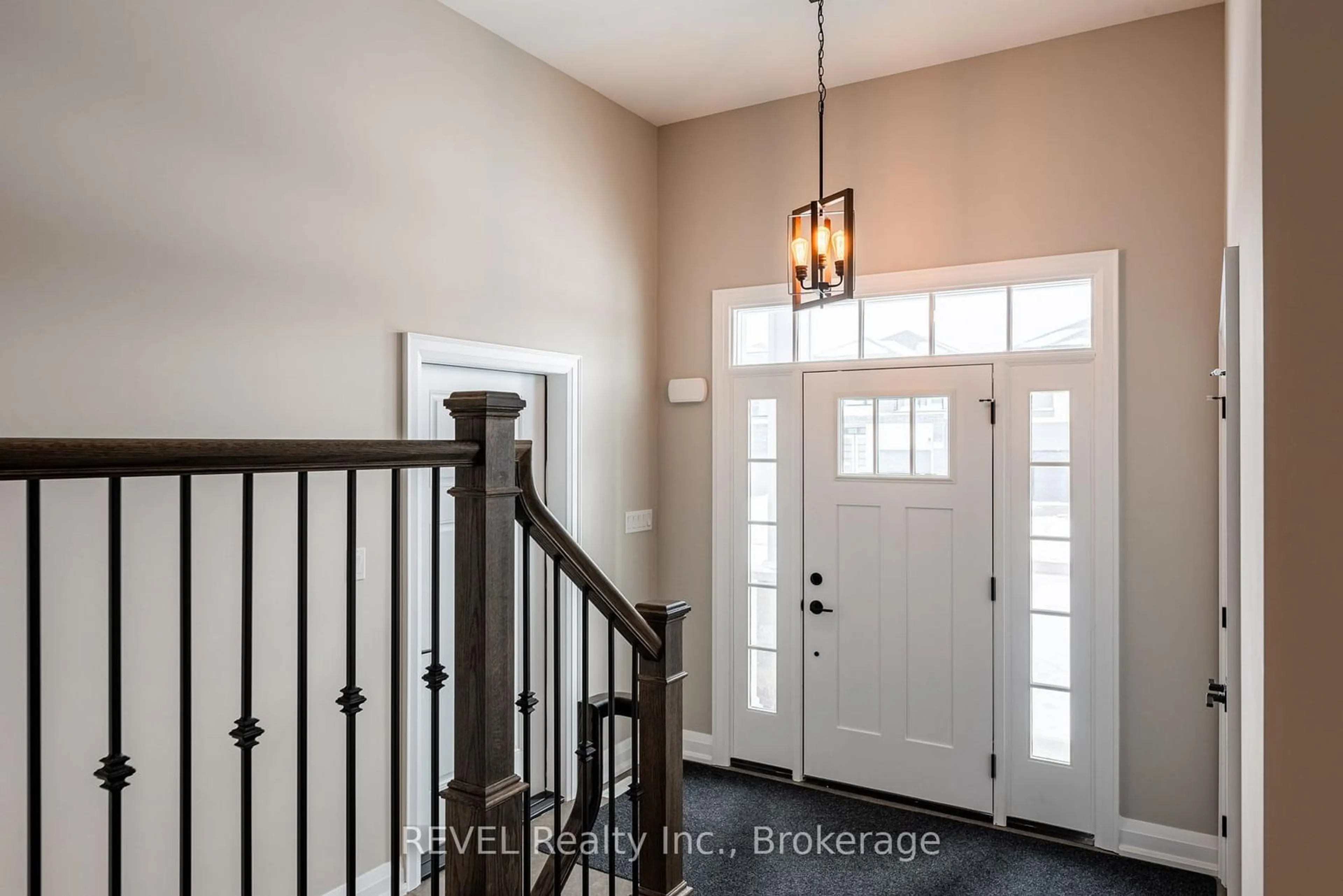 Indoor entryway for 194 Iva St, Welland Ontario L3B 1W6