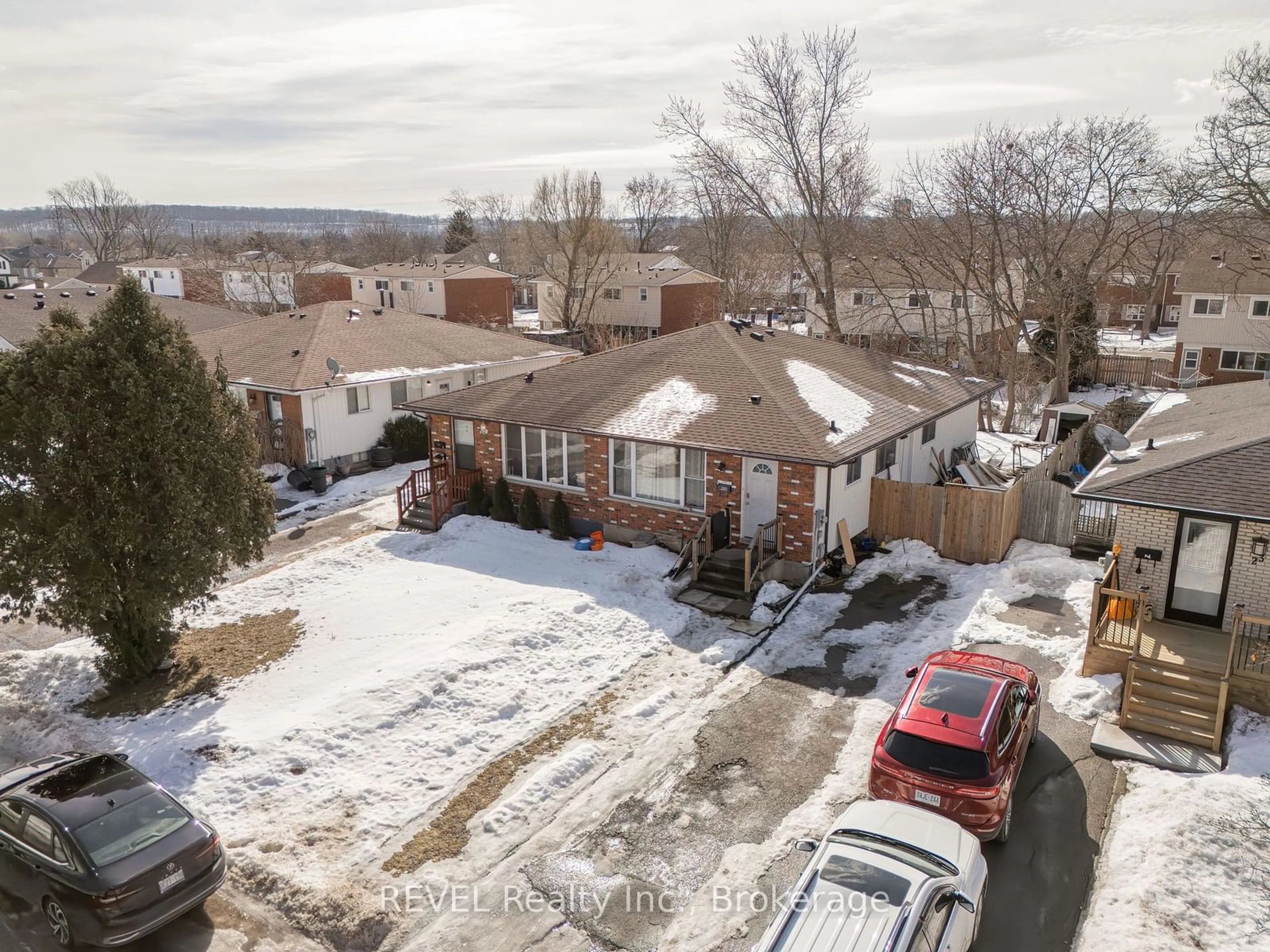 A pic from outside/outdoor area/front of a property/back of a property/a pic from drone, unknown for 19 Flower St, St. Catharines Ontario L2S 1G3