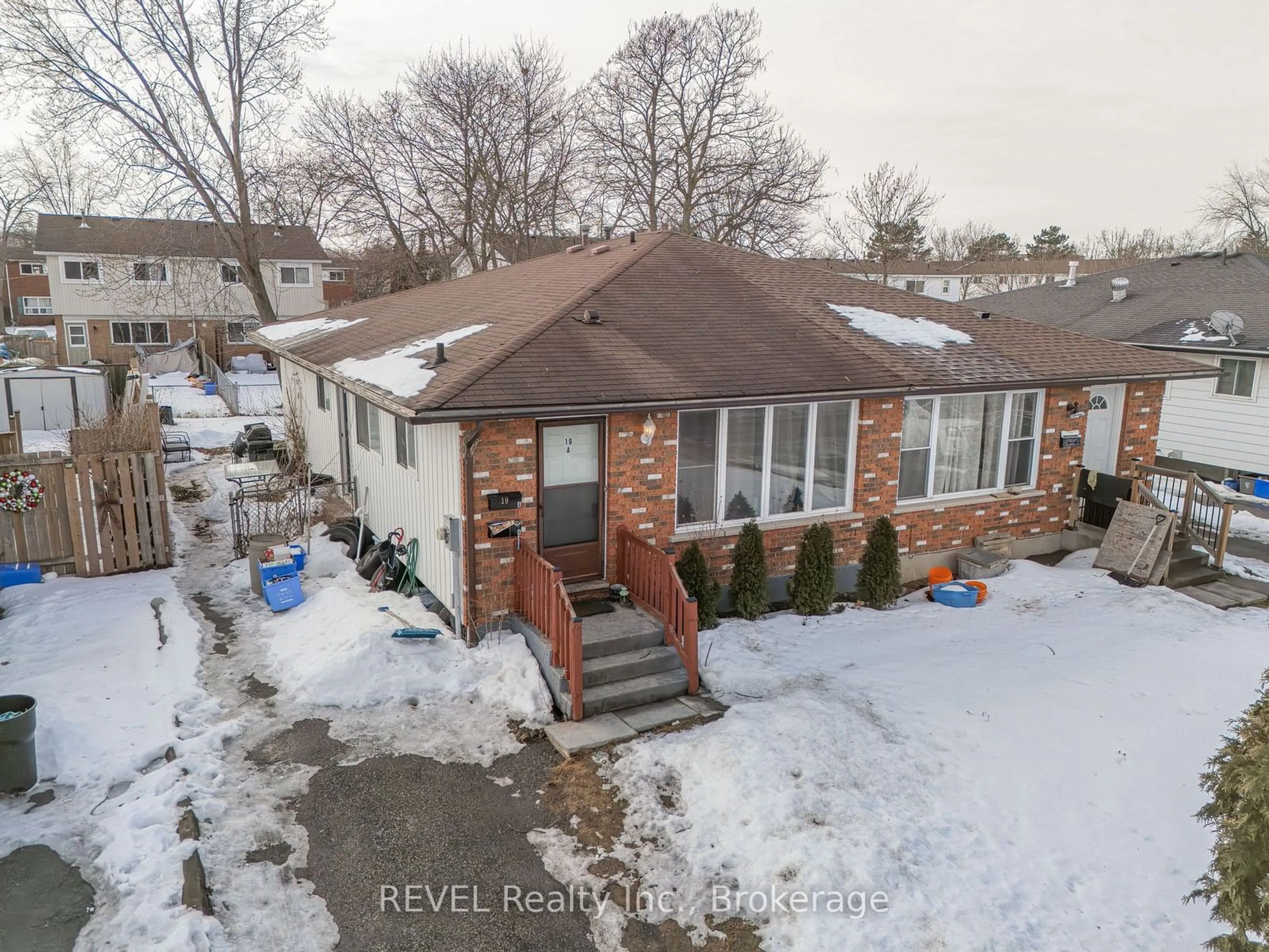 A pic from outside/outdoor area/front of a property/back of a property/a pic from drone, street for 19 Flower St, St. Catharines Ontario L2S 1G3