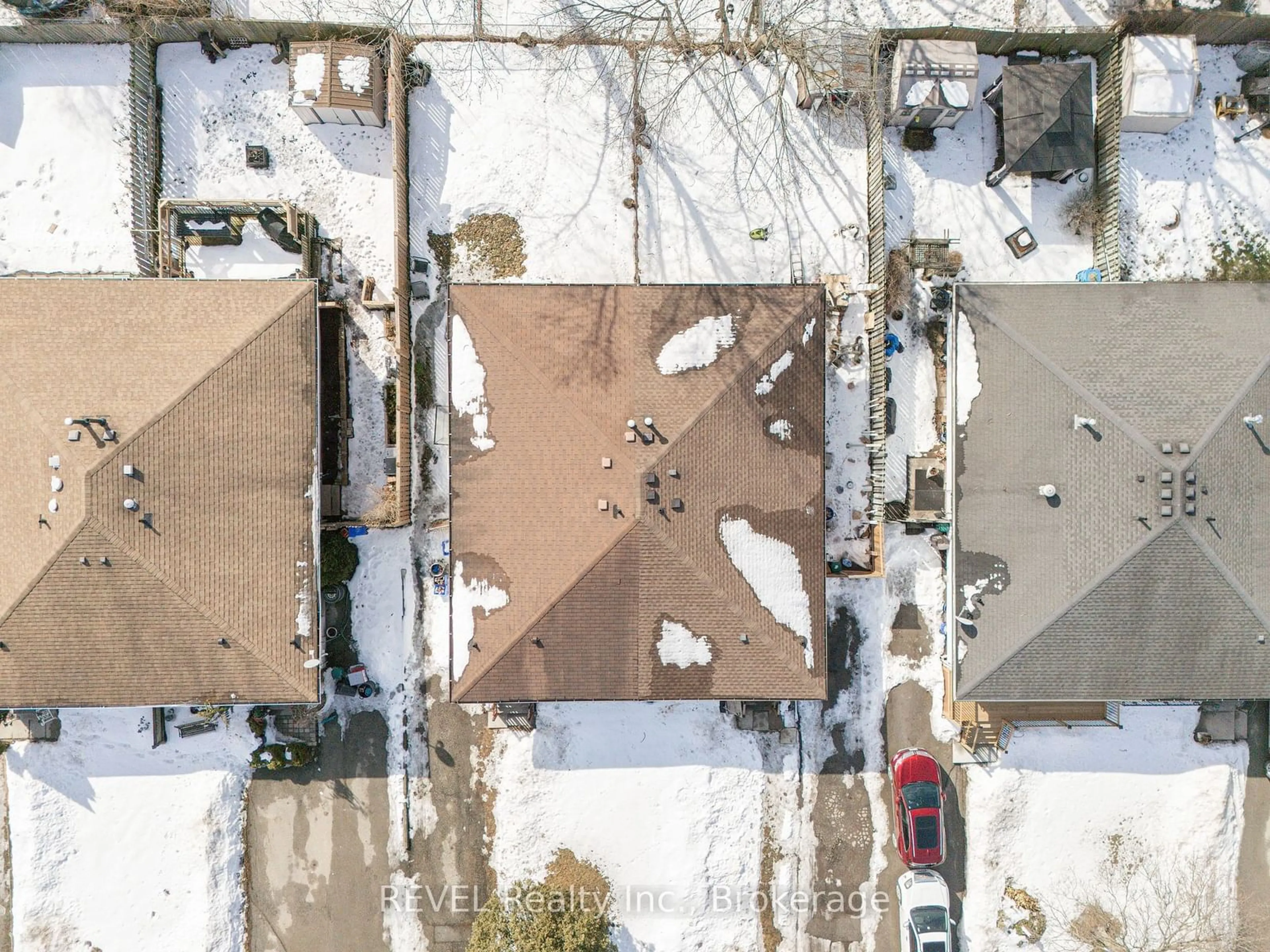 A pic from outside/outdoor area/front of a property/back of a property/a pic from drone, street for 19 Flower St, St. Catharines Ontario L2S 1G3