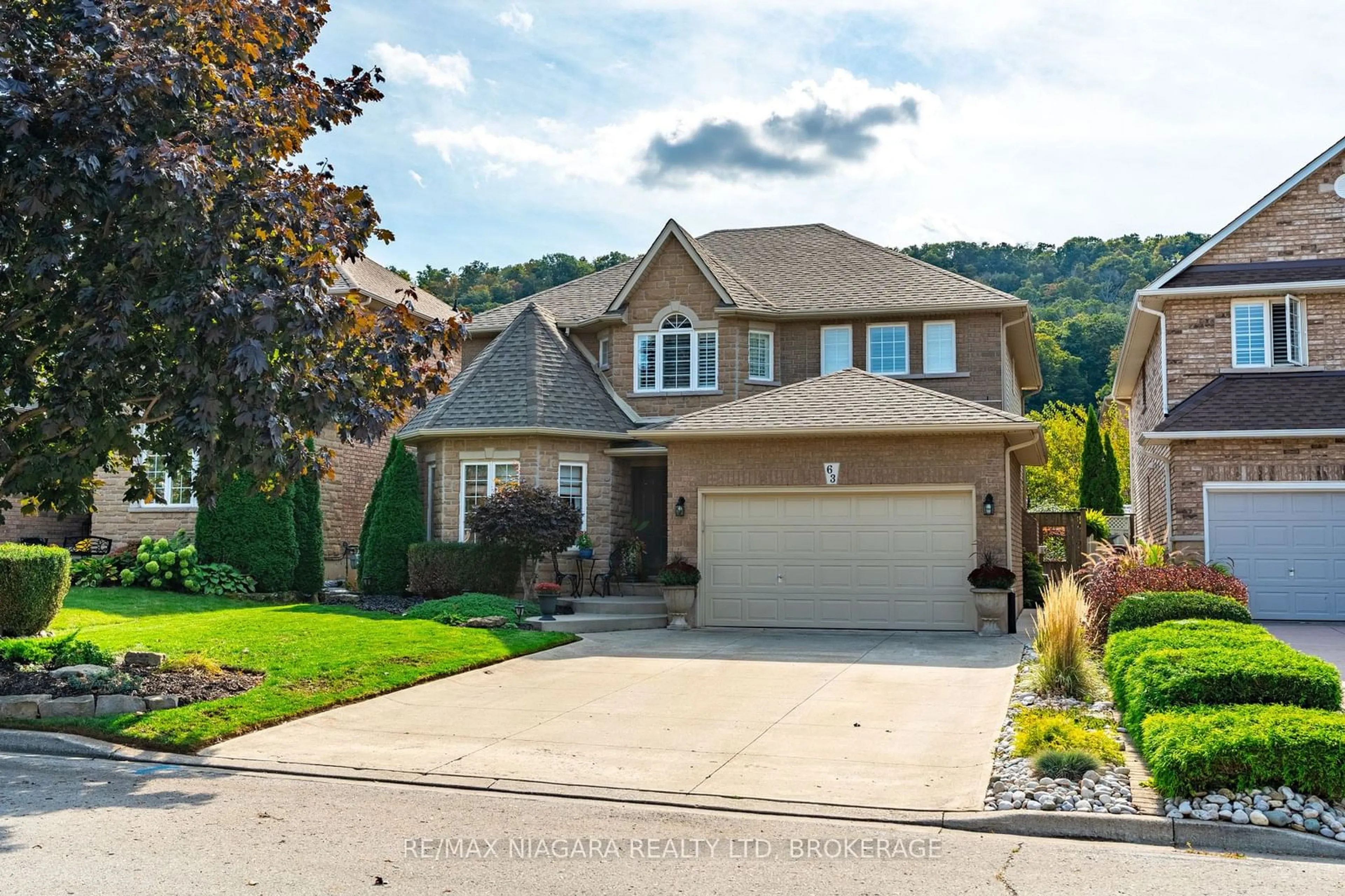 Home with vinyl exterior material, street for 63 Hickory Cres, Grimsby Ontario L3M 5P9