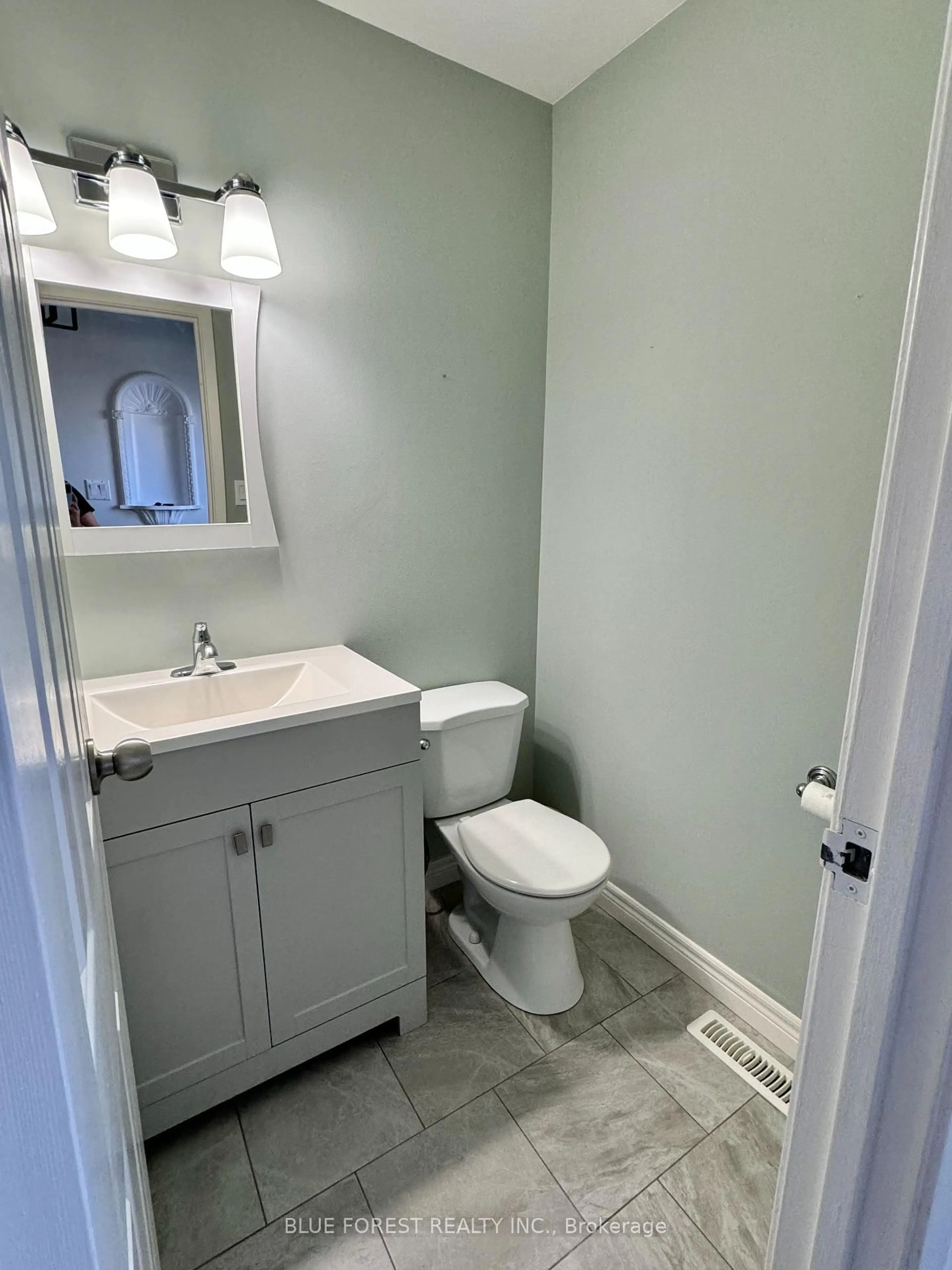 Standard bathroom, ceramic/tile floor for 89 Highview Ave #12, London Ontario N6C 5V6