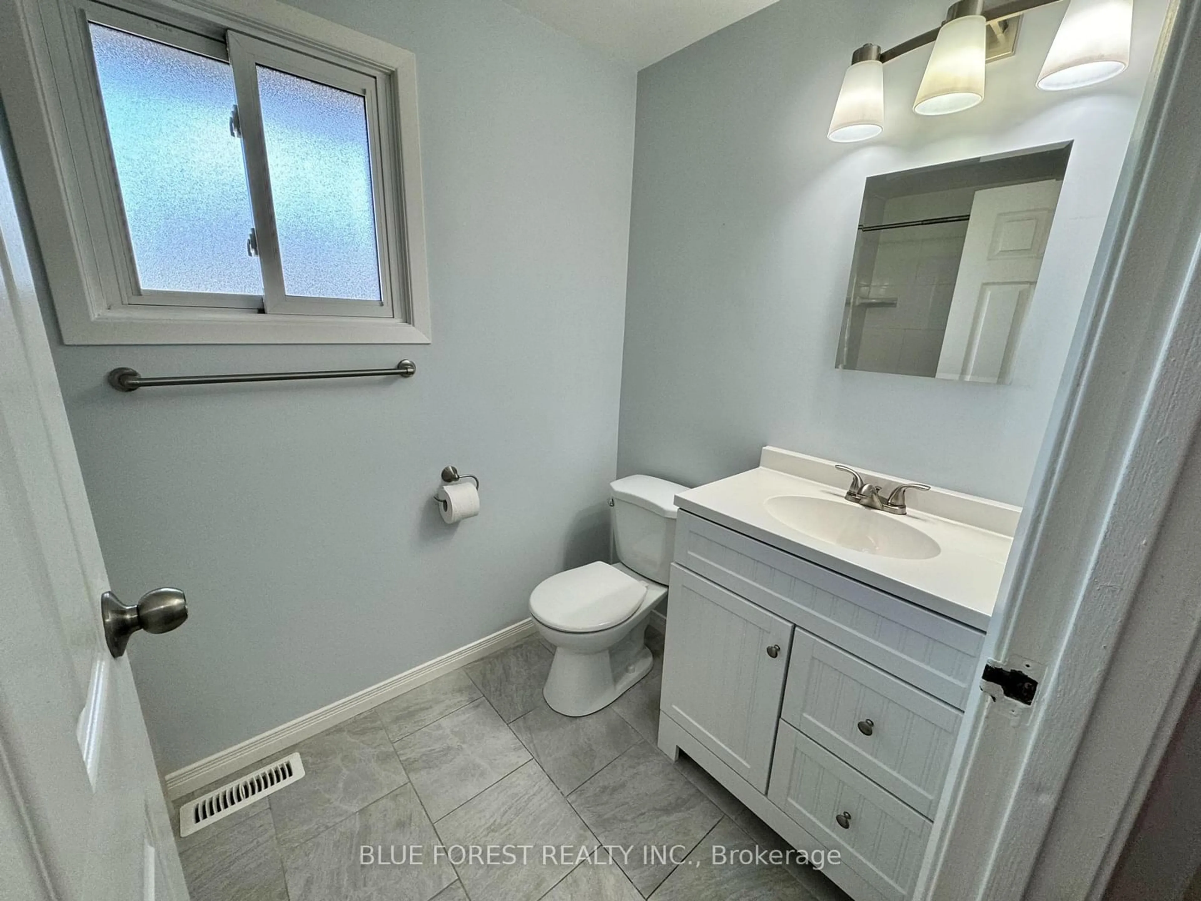 Standard bathroom, ceramic/tile floor for 89 Highview Ave #12, London Ontario N6C 5V6