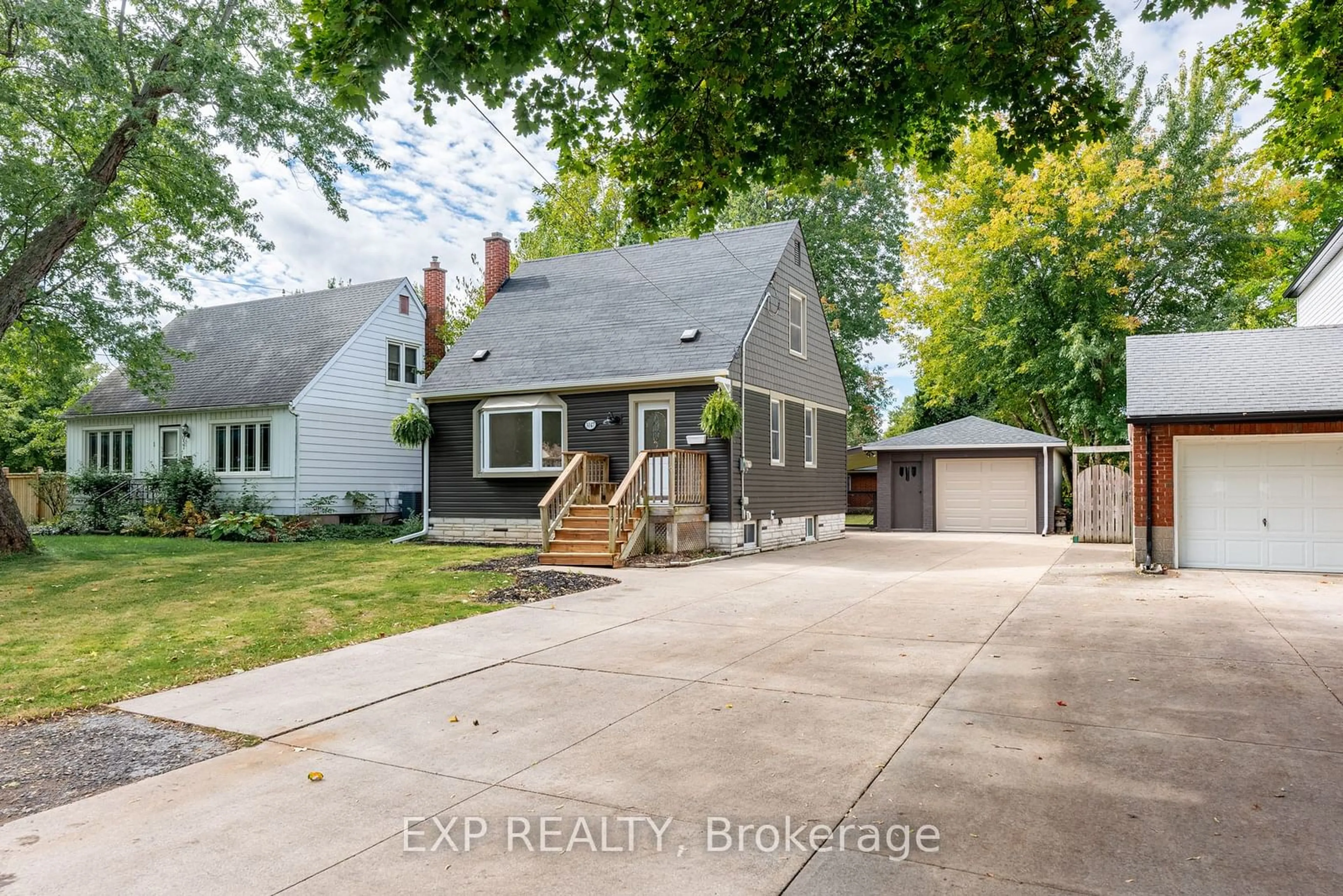 A pic from outside/outdoor area/front of a property/back of a property/a pic from drone, street for 3047 SAINT PATRICK Ave, Niagara Falls Ontario L2J 2M7