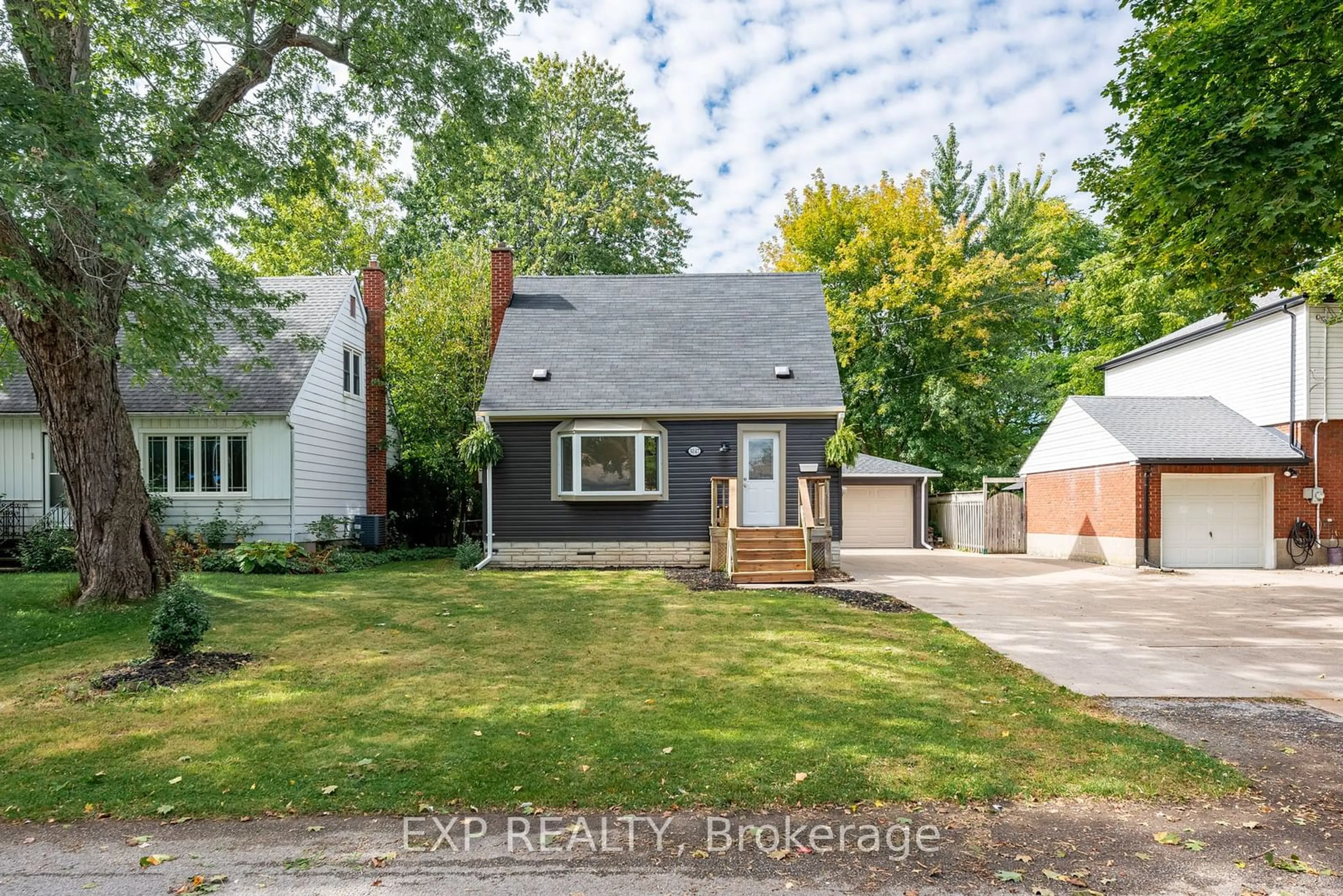 A pic from outside/outdoor area/front of a property/back of a property/a pic from drone, street for 3047 SAINT PATRICK Ave, Niagara Falls Ontario L2J 2M7