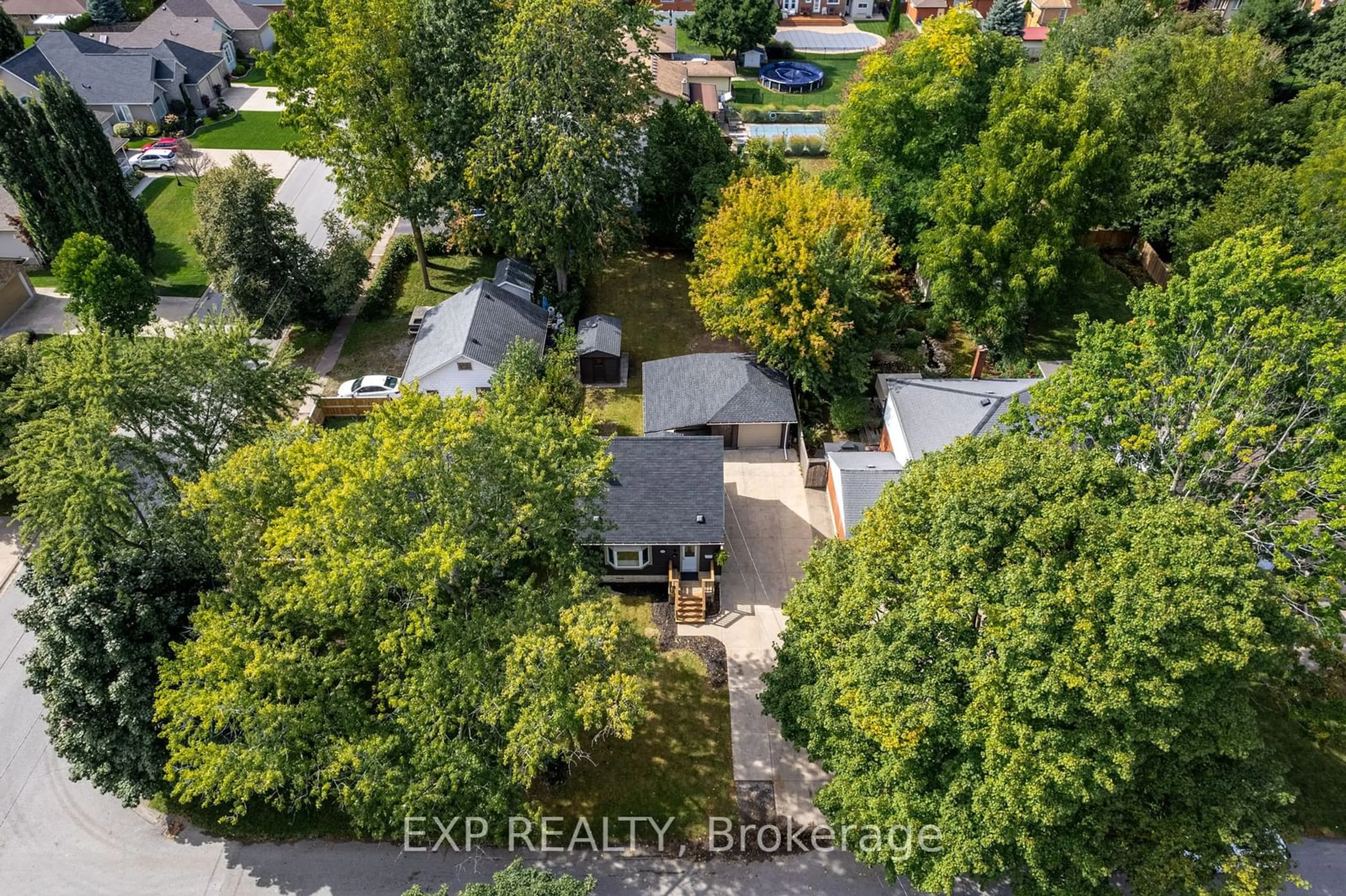 A pic from outside/outdoor area/front of a property/back of a property/a pic from drone, street for 3047 SAINT PATRICK Ave, Niagara Falls Ontario L2J 2M7