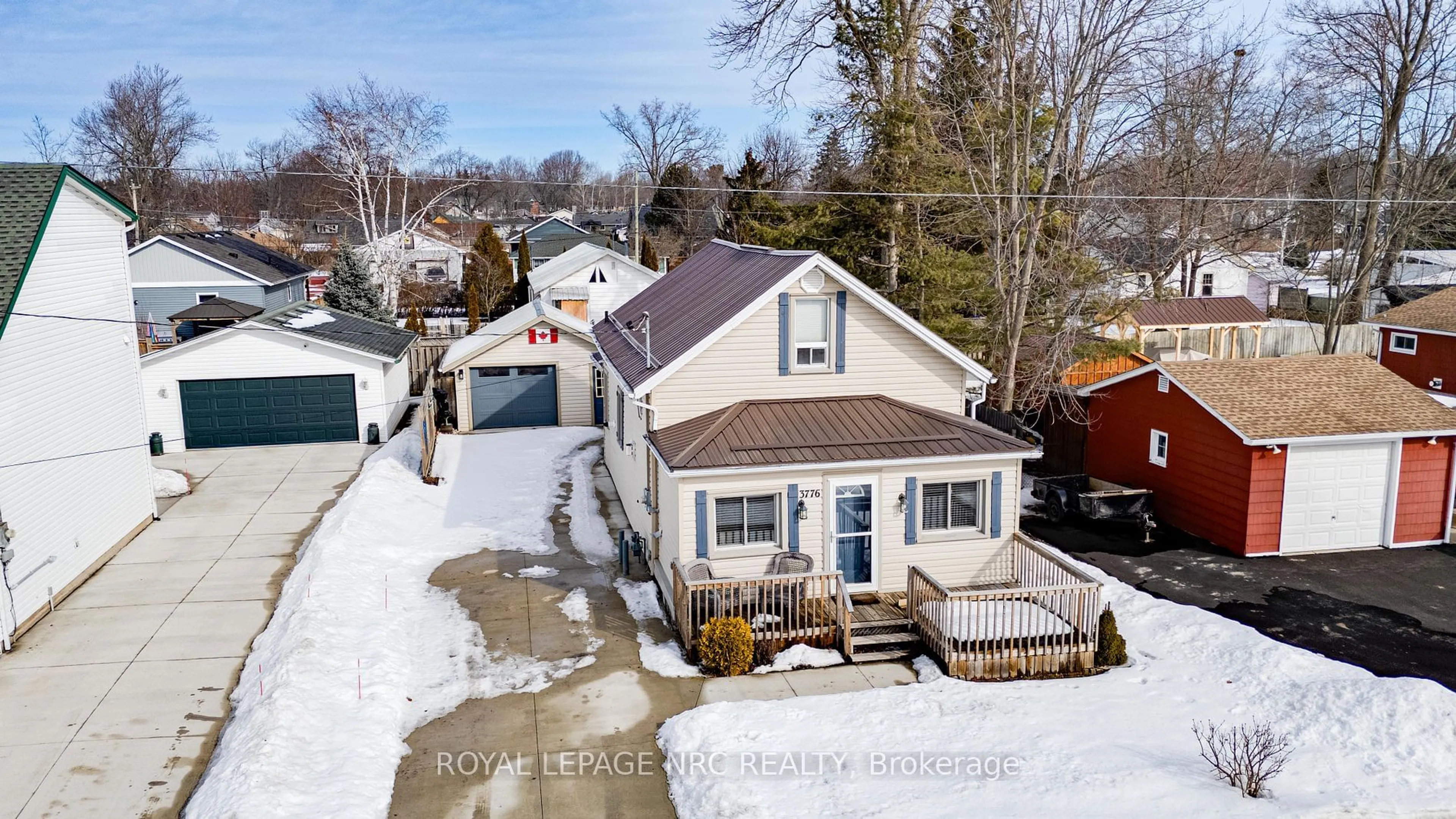 A pic from outside/outdoor area/front of a property/back of a property/a pic from drone, street for 3776 Fairfield Ave, Fort Erie Ontario L0S 1B0