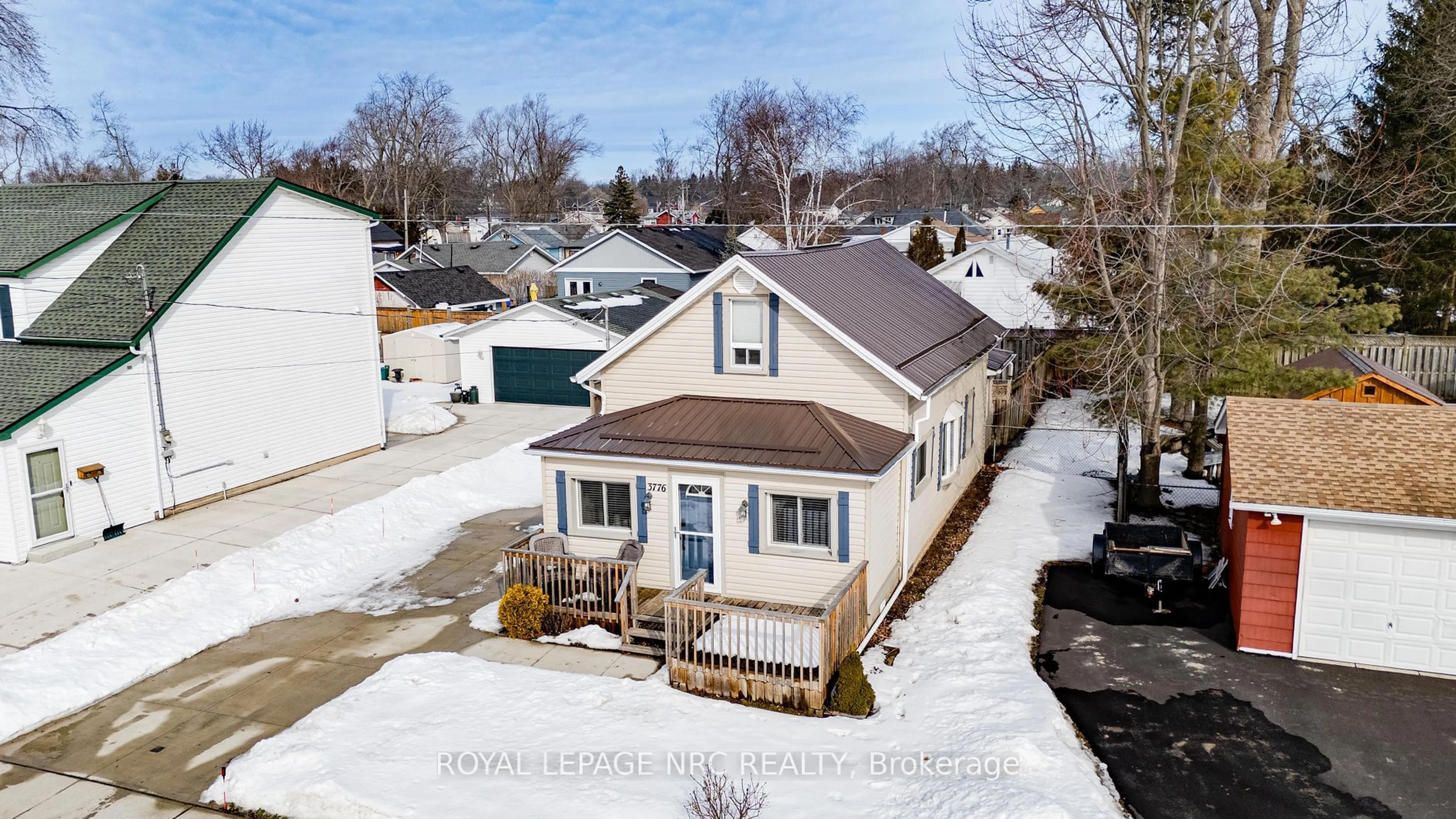 A pic from outside/outdoor area/front of a property/back of a property/a pic from drone, street for 3776 Fairfield Ave, Fort Erie Ontario L0S 1B0