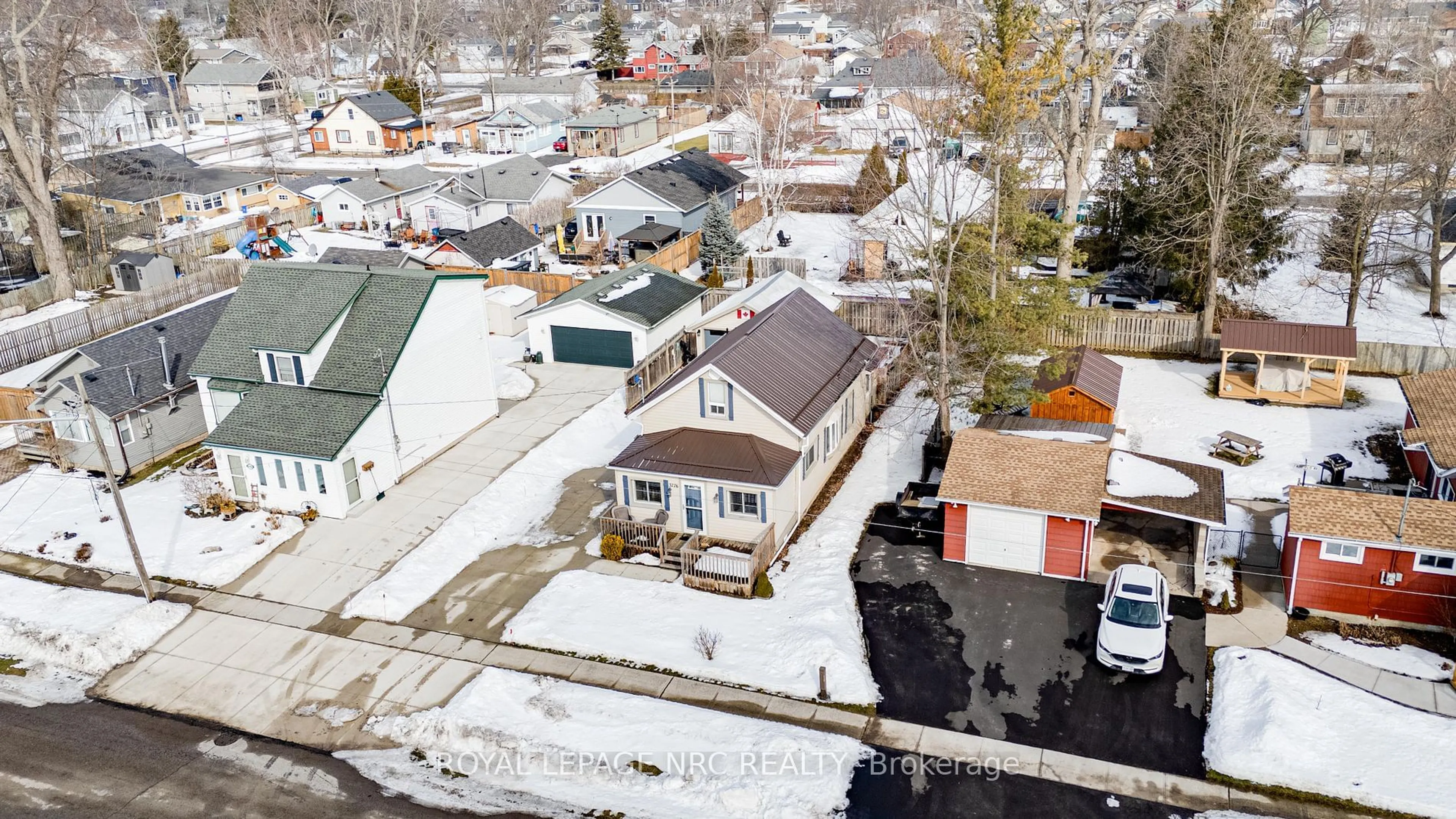 A pic from outside/outdoor area/front of a property/back of a property/a pic from drone, street for 3776 Fairfield Ave, Fort Erie Ontario L0S 1B0