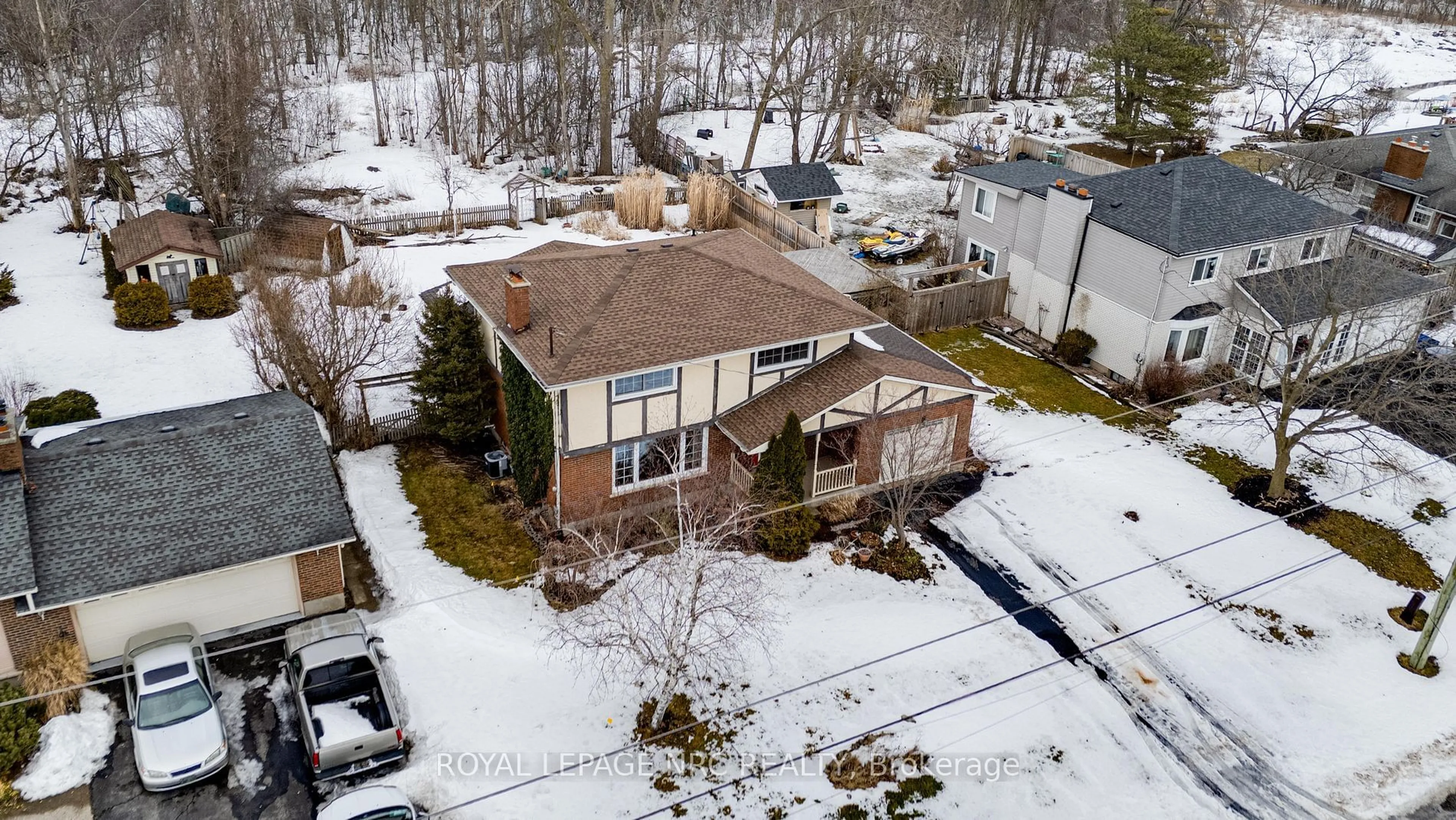 A pic from outside/outdoor area/front of a property/back of a property/a pic from drone, street for 40 Lindbergh Dr, Fort Erie Ontario L2A 2Z4