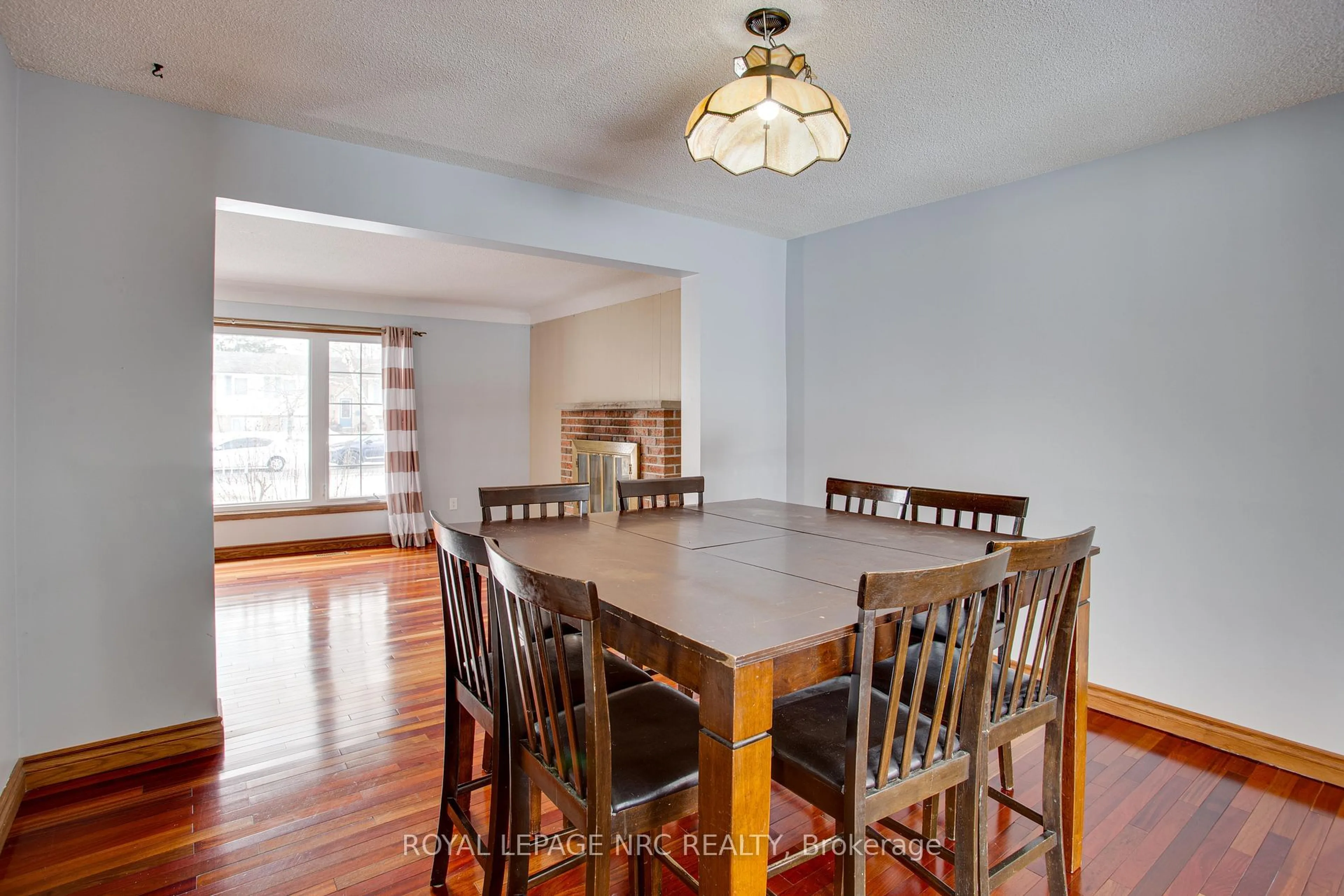 Dining room, wood/laminate floor for 40 Lindbergh Dr, Fort Erie Ontario L2A 2Z4