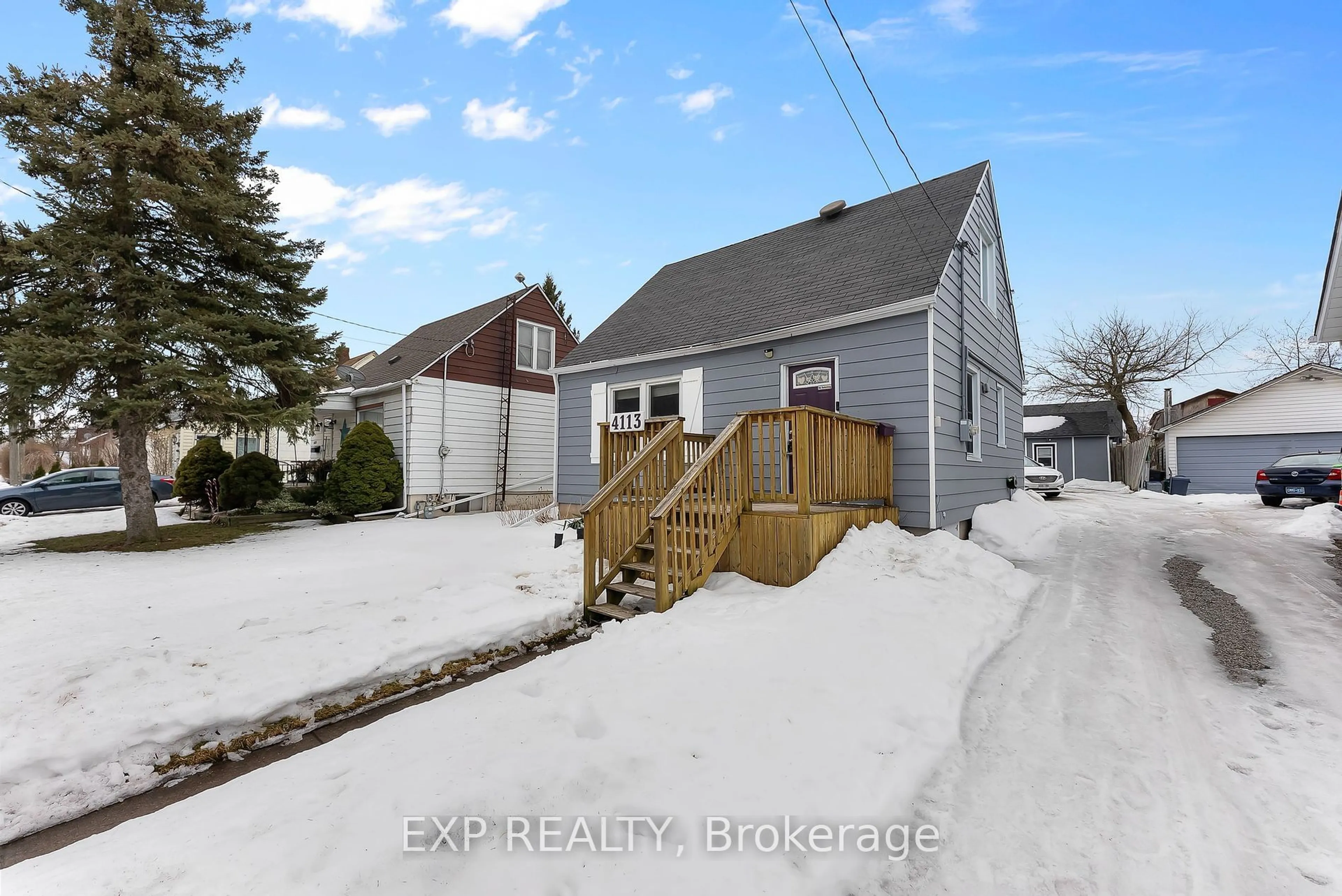 A pic from outside/outdoor area/front of a property/back of a property/a pic from drone, street for 4113 Martin Ave, Niagara Falls Ontario L2E 3K8