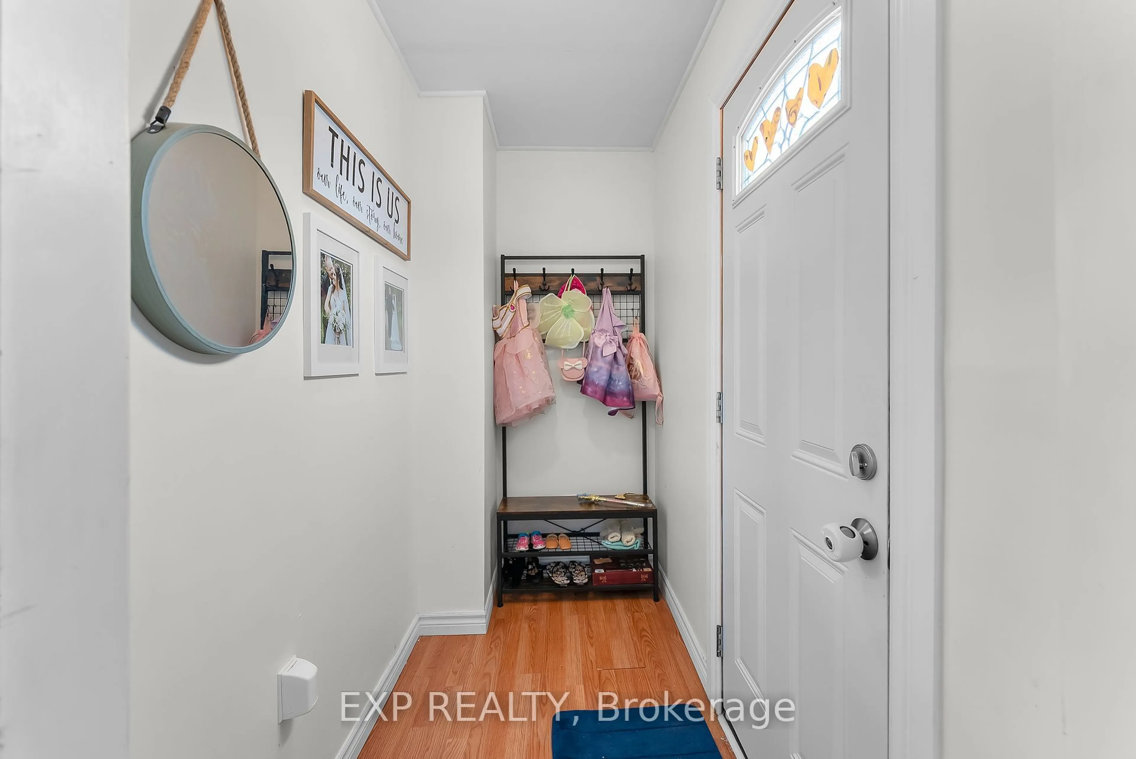 Indoor entryway for 4113 Martin Ave, Niagara Falls Ontario L2E 3K8