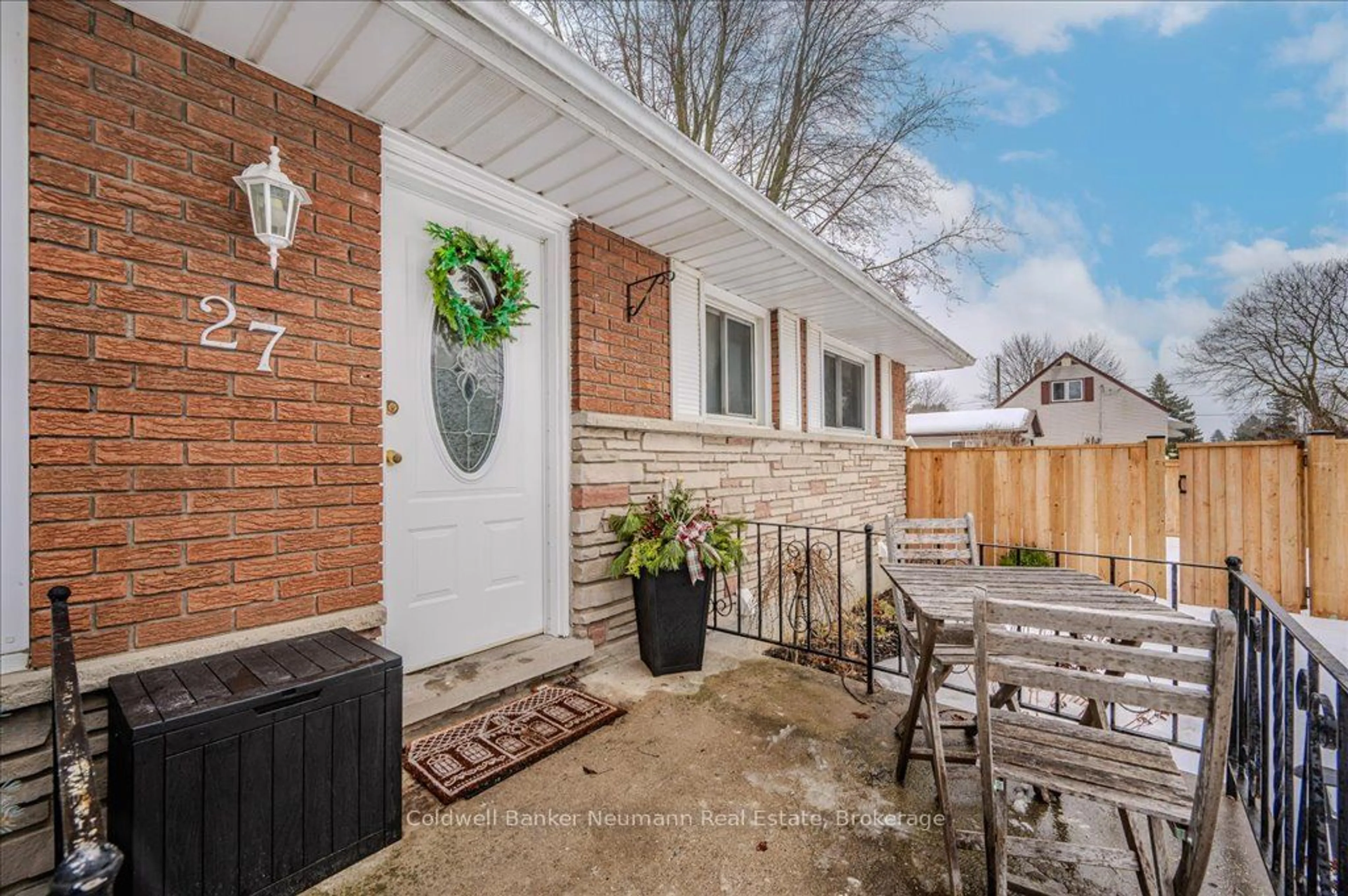 Patio, street for 27 Sleeman Ave, Guelph Ontario N1H 6G2