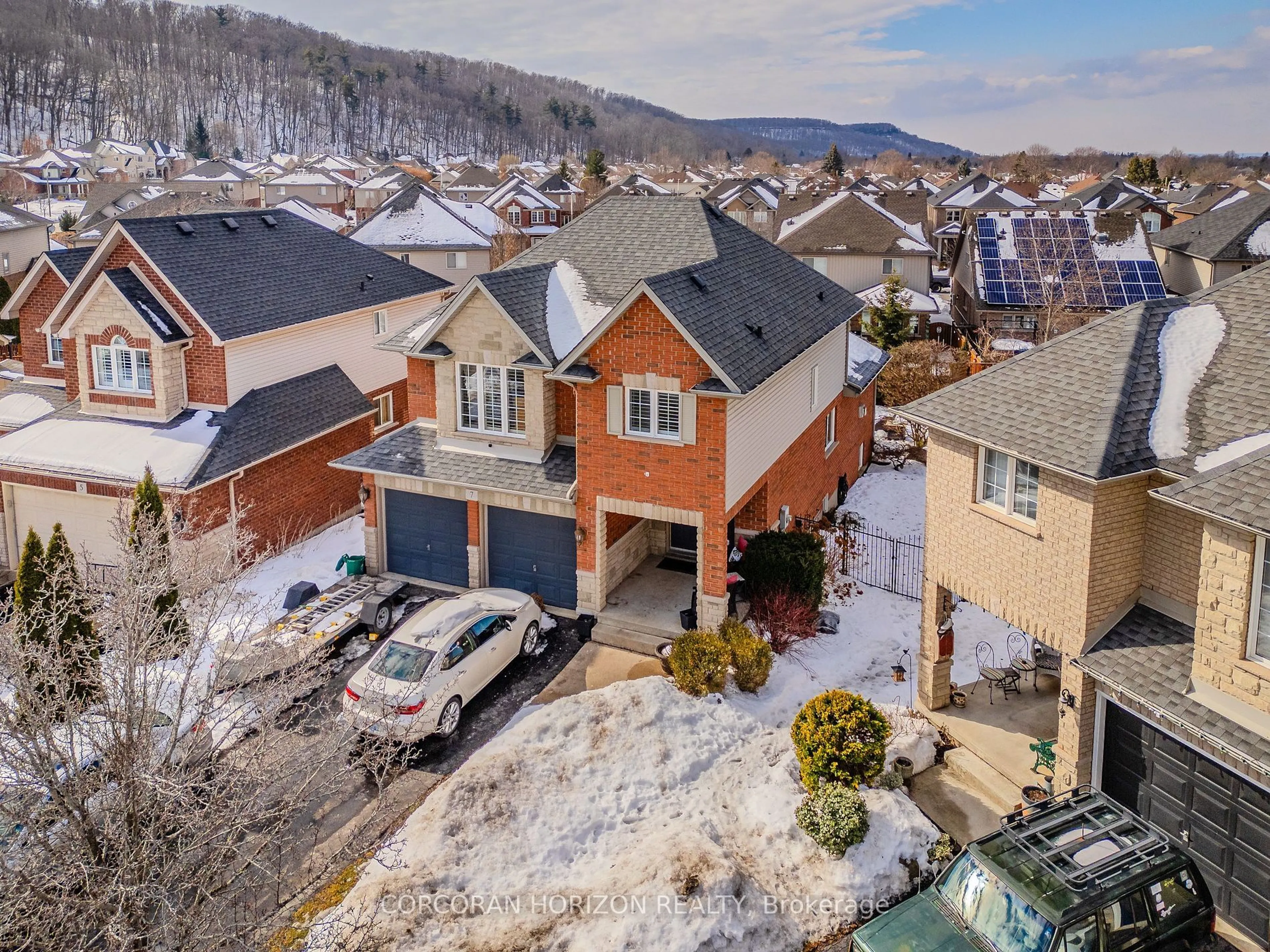 A pic from outside/outdoor area/front of a property/back of a property/a pic from drone, mountain view for 7 Pembroke Circ, Grimsby Ontario L3M 5N5