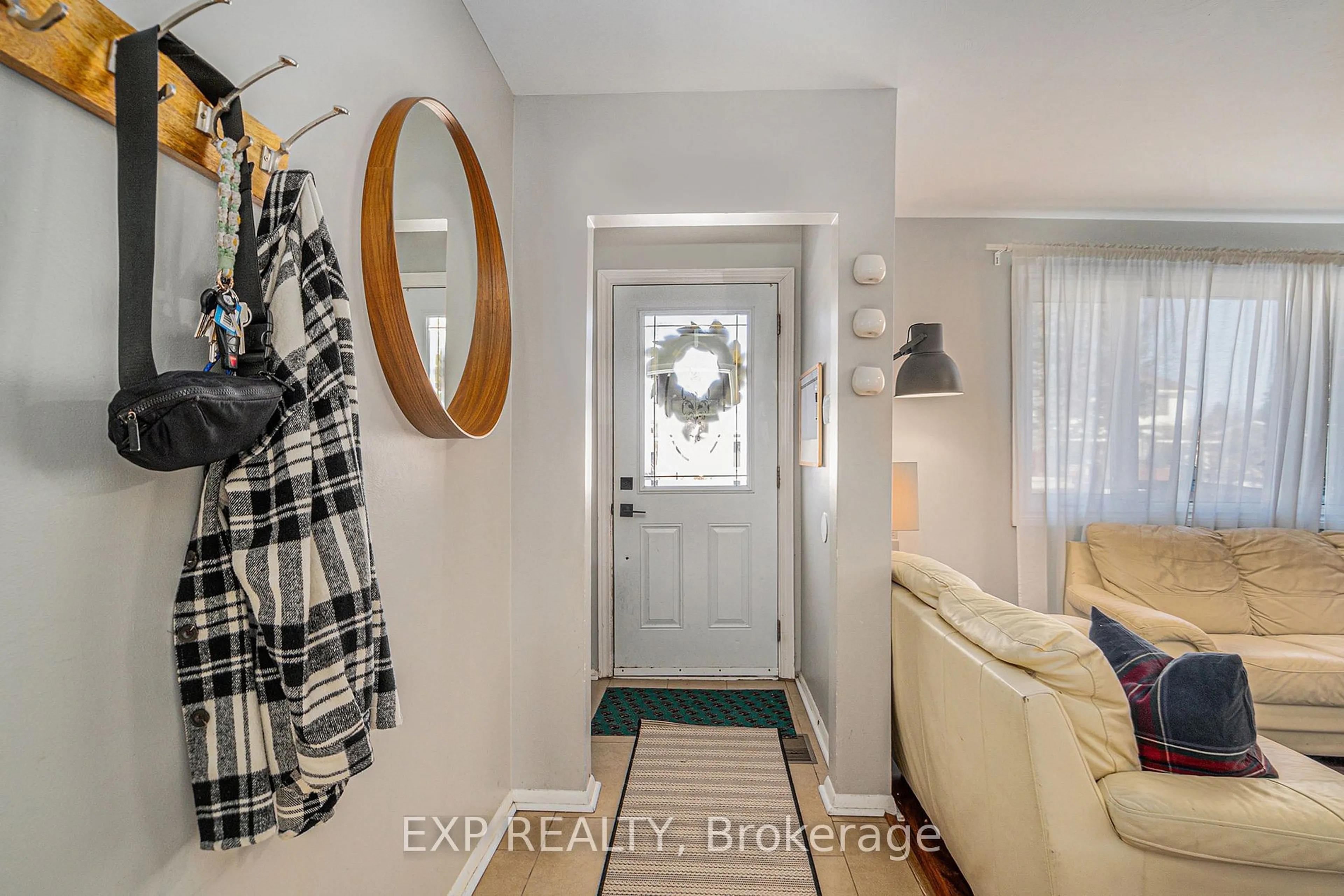 Indoor entryway for 30 Hillview Rd, Crystal Bay - Rocky Point - Bayshore Ontario K2H 5G5