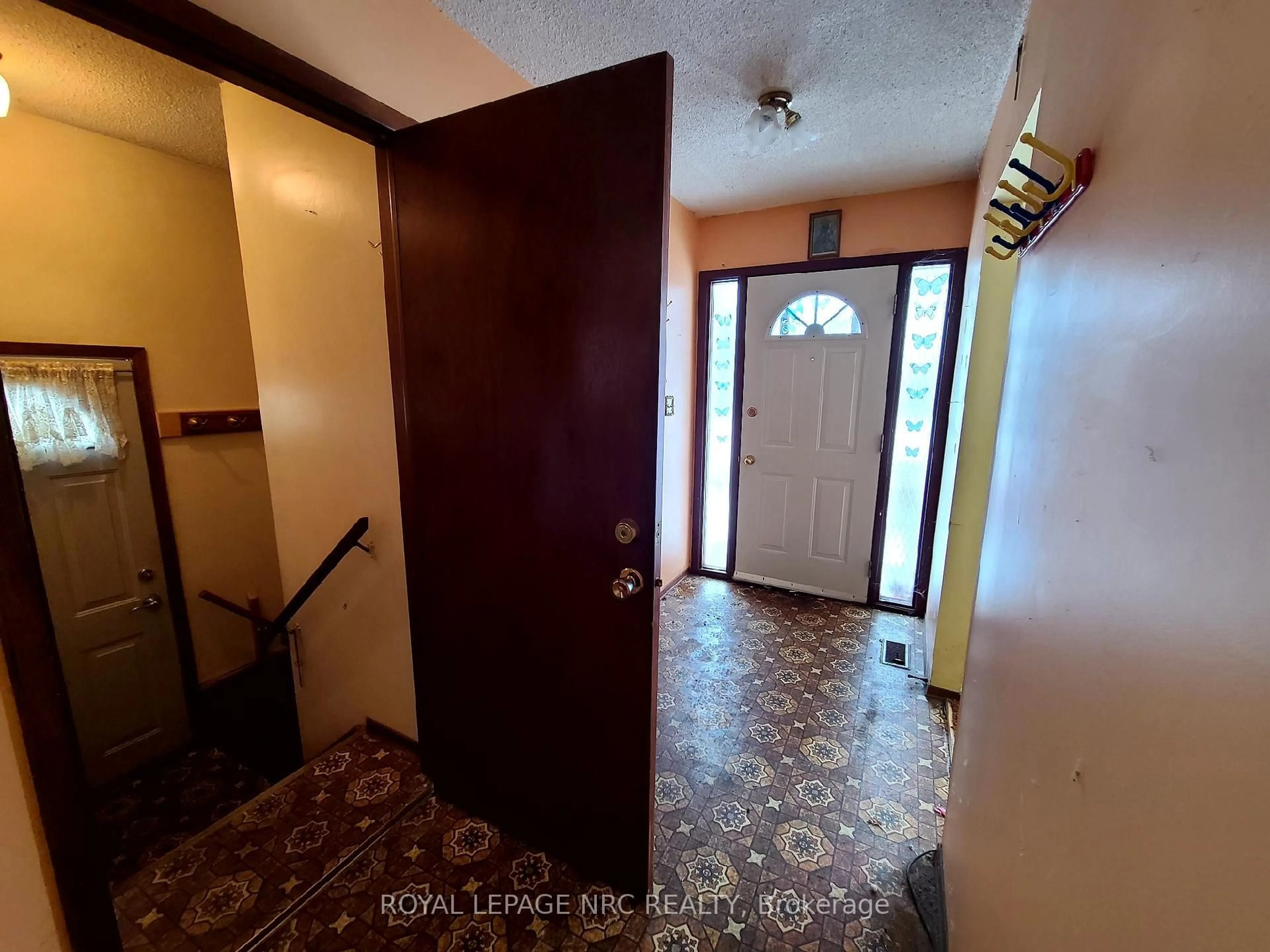 Indoor foyer for 3139 Secord Pl, Niagara Falls Ontario L2J 3K5