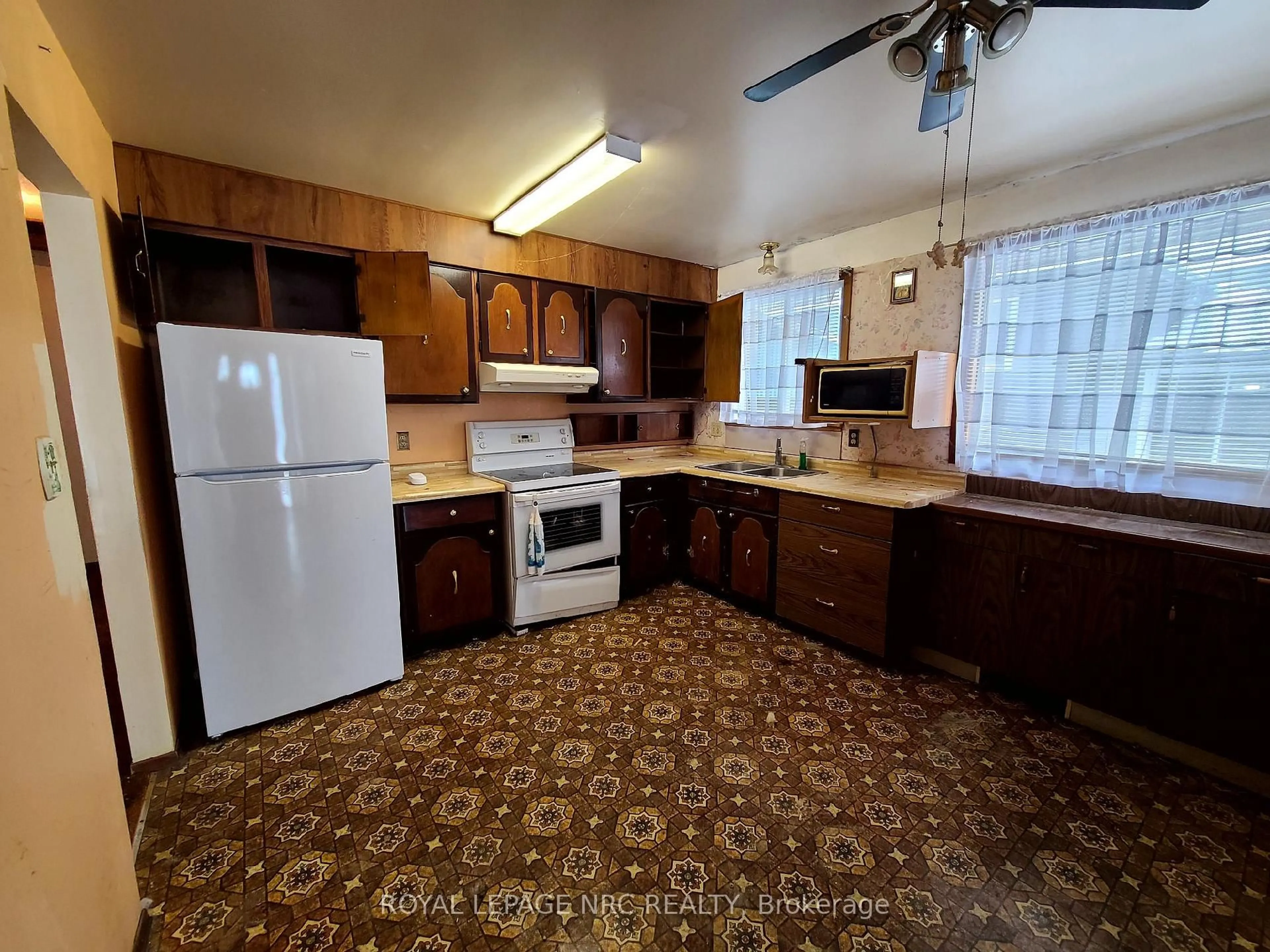 Standard kitchen, unknown for 3139 Secord Pl, Niagara Falls Ontario L2J 3K5