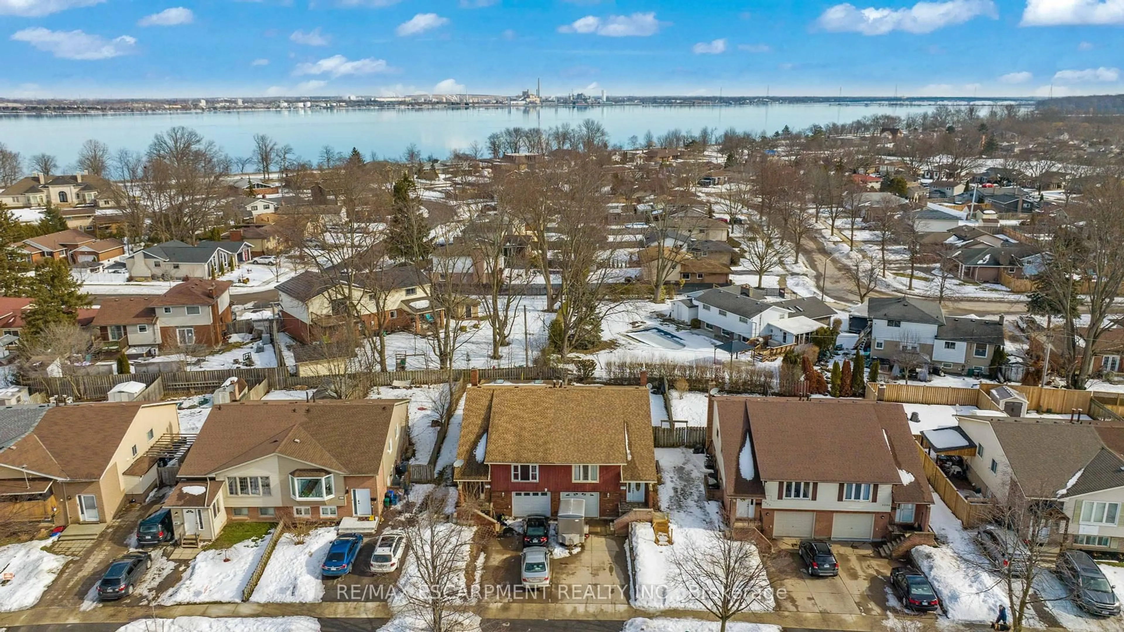 A pic from outside/outdoor area/front of a property/back of a property/a pic from drone, water/lake/river/ocean view for 8286 Mundare Cres, Niagara Falls Ontario L2G 7M5