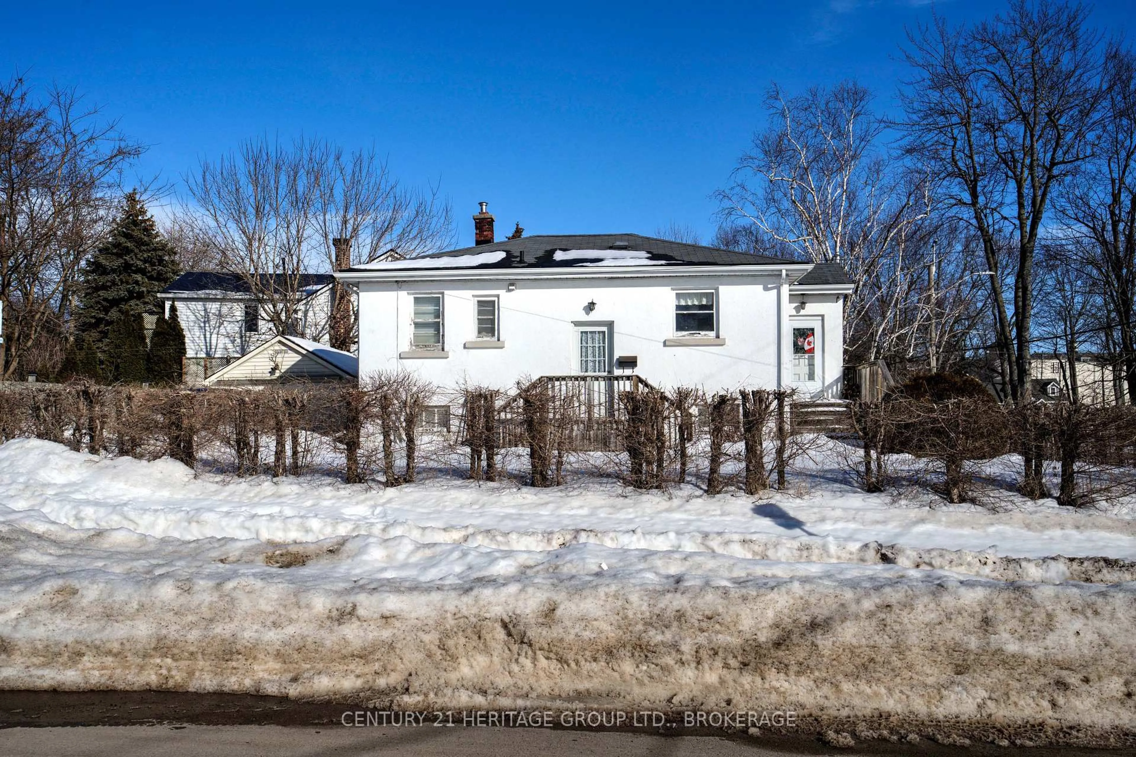 A pic from outside/outdoor area/front of a property/back of a property/a pic from drone, street for 27 Kennedy St, Kingston Ontario K7M 2G8