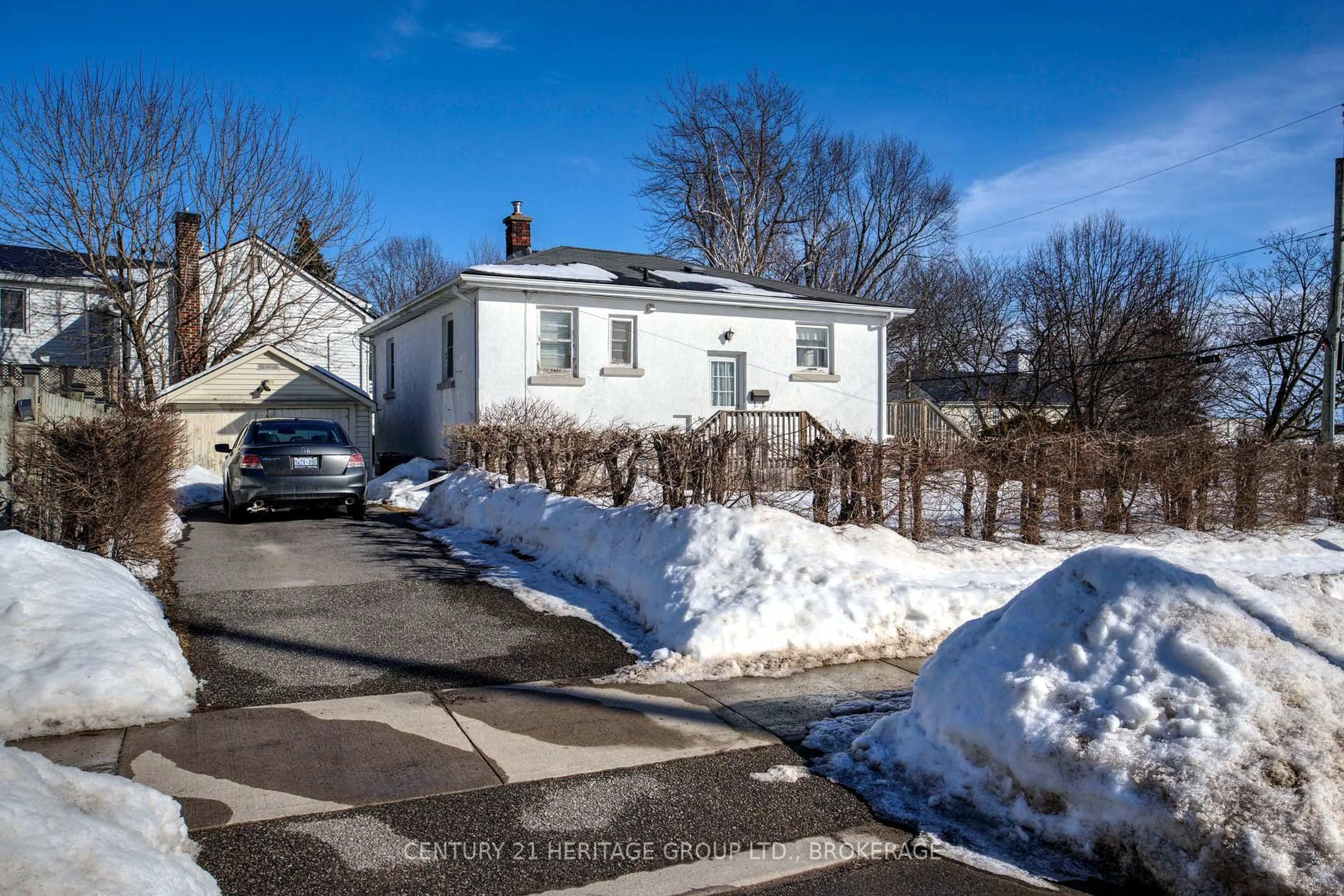 A pic from outside/outdoor area/front of a property/back of a property/a pic from drone, street for 27 Kennedy St, Kingston Ontario K7M 2G8