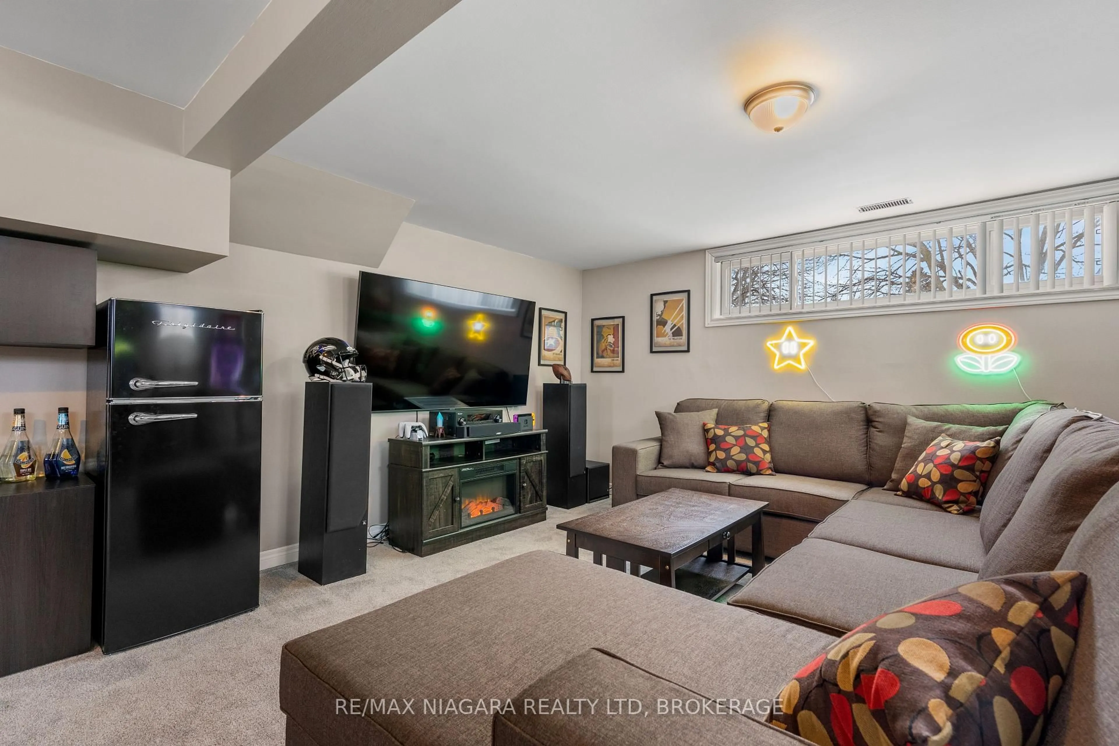 Living room with furniture, ceramic/tile floor for 7 Via Dell Monte, St. Catharines Ontario L2T 3X9