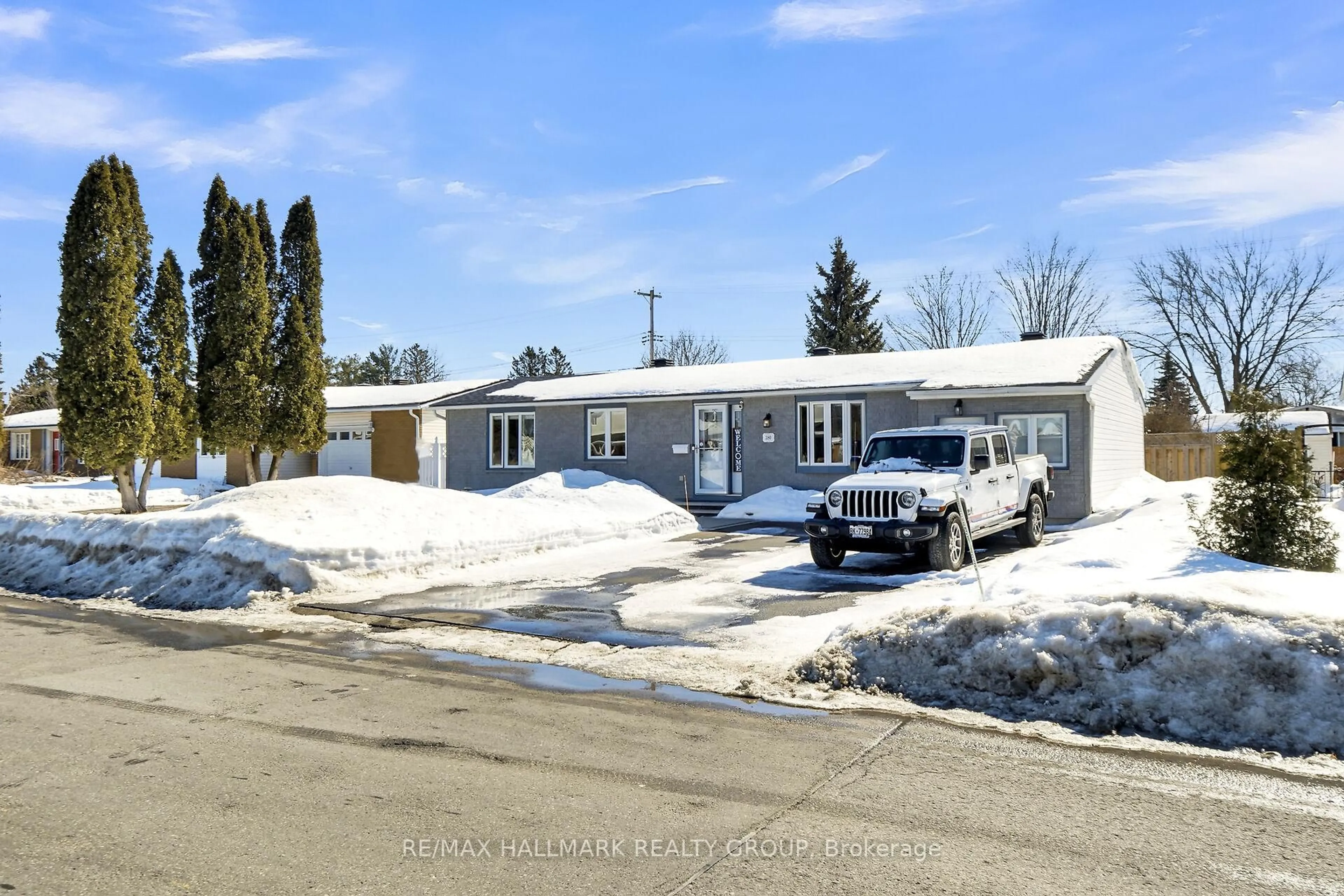 A pic from outside/outdoor area/front of a property/back of a property/a pic from drone, street for 380 Amiens St, Orleans - Cumberland and Area Ontario K1E 1P2