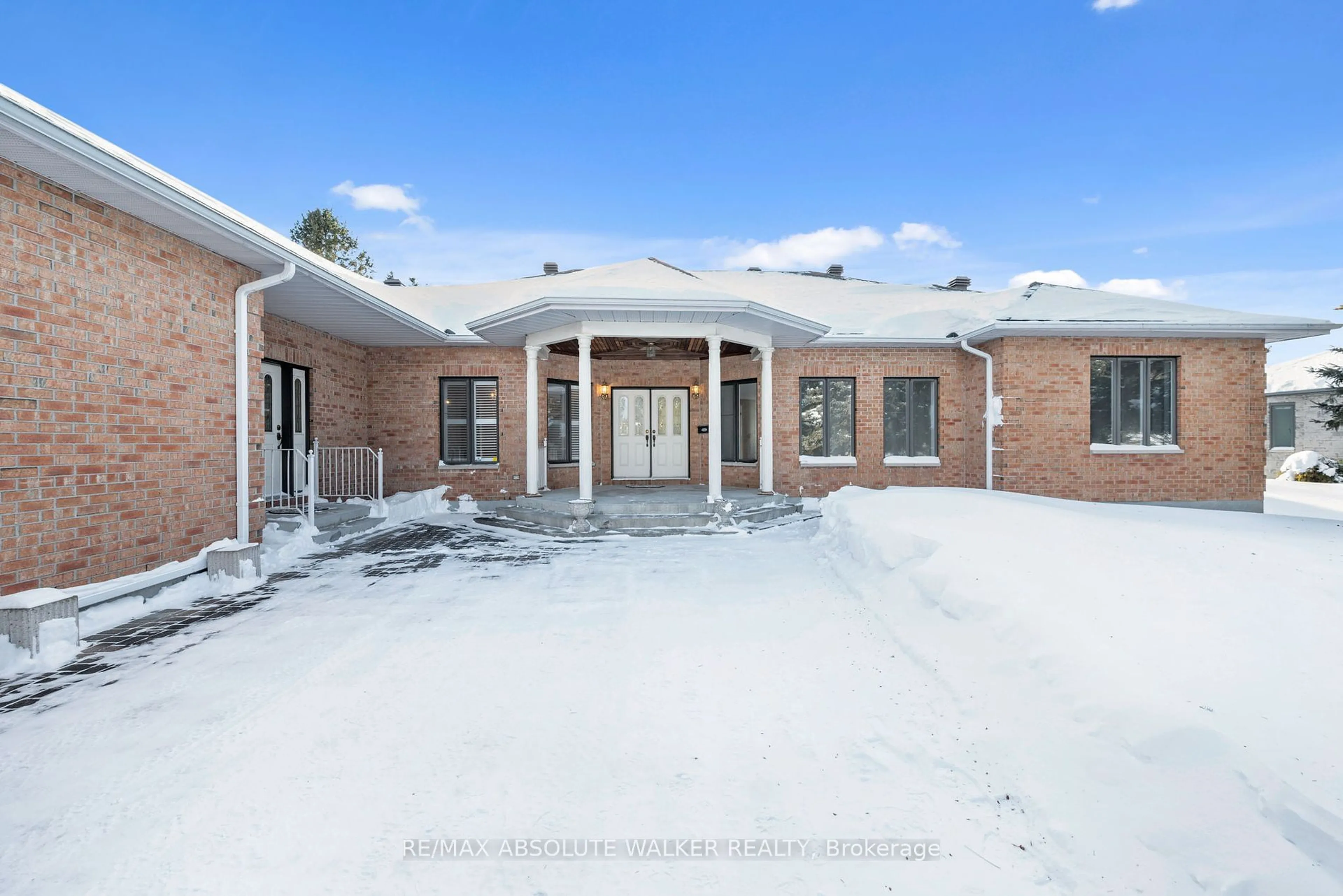 Home with brick exterior material, street for 1072 Bravar Dr, Manotick - Kars - Rideau Twp and Area Ontario K4M 1G3