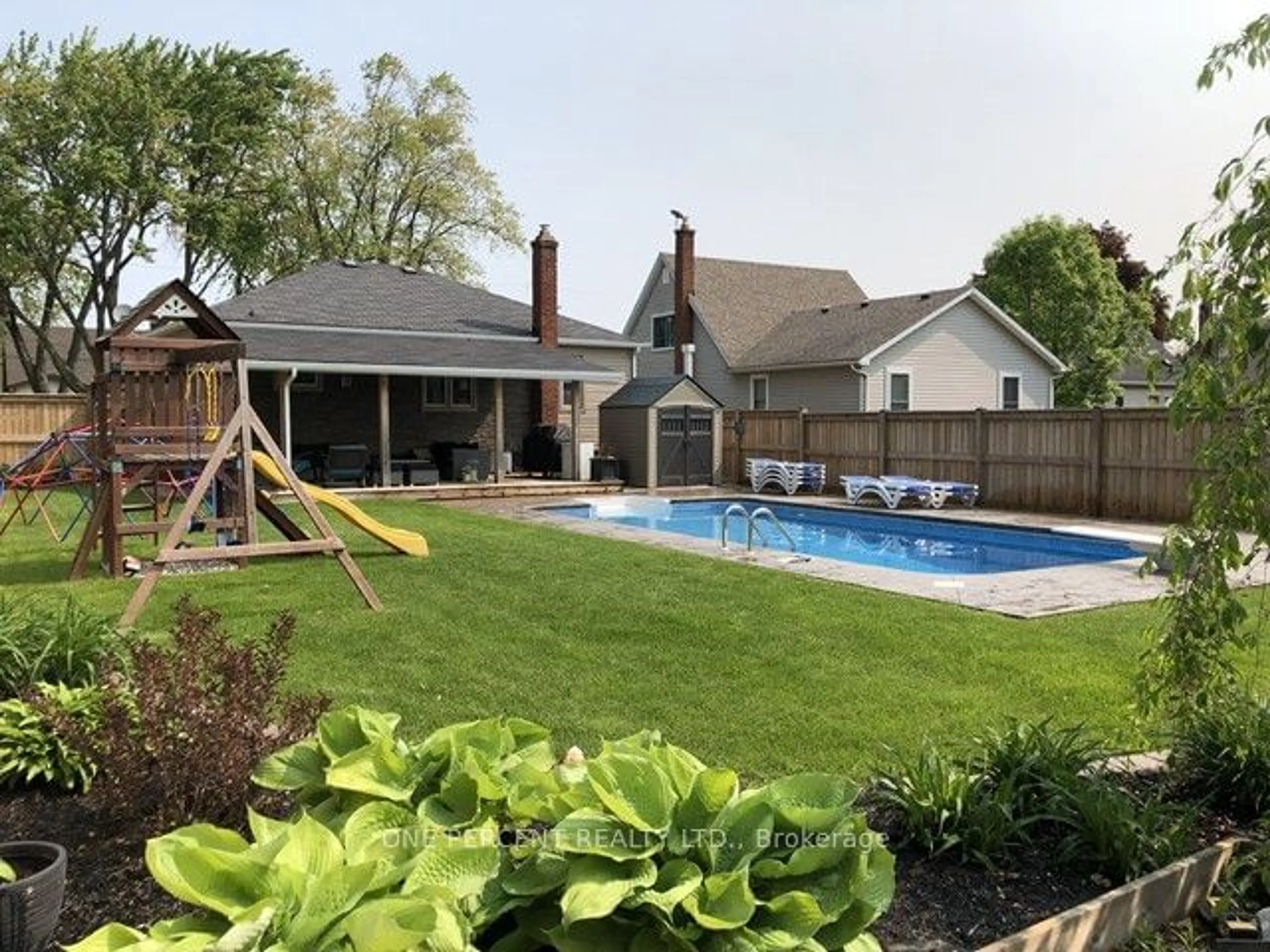 A pic from outside/outdoor area/front of a property/back of a property/a pic from drone, street for 6058 Harold St, Niagara Falls Ontario L2J 1M5