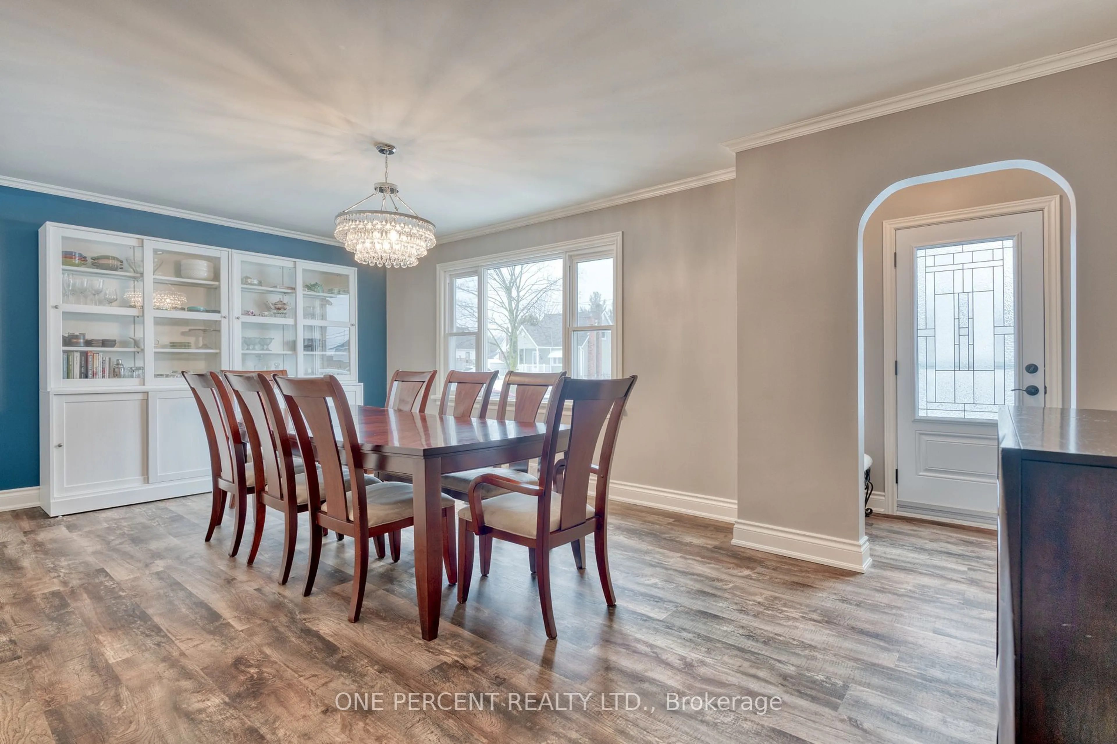 Dining room, wood/laminate floor for 6058 Harold St, Niagara Falls Ontario L2J 1M5