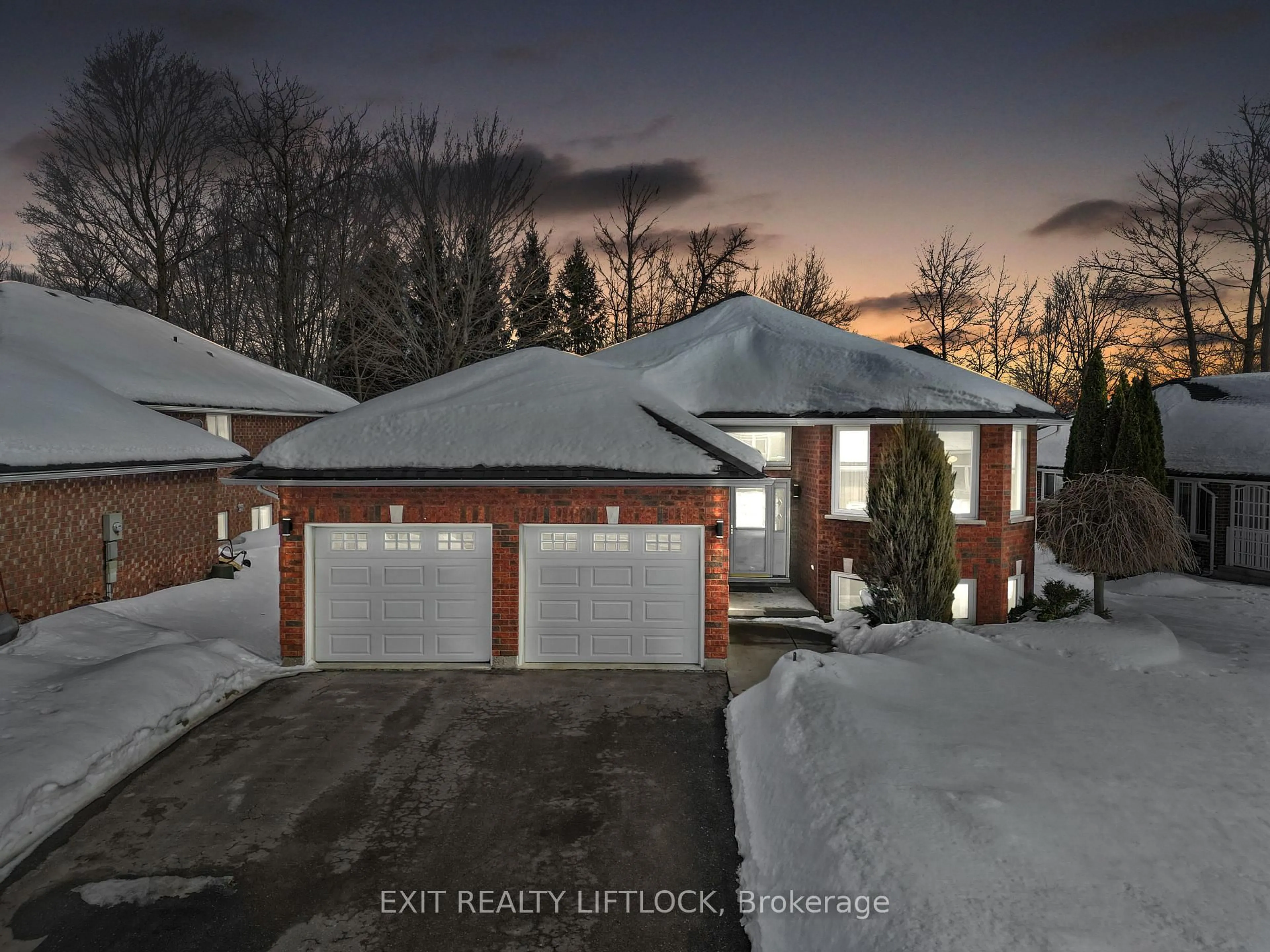 A pic from outside/outdoor area/front of a property/back of a property/a pic from drone, street for 295 Woodward Ave, Peterborough Ontario K9L 1K2