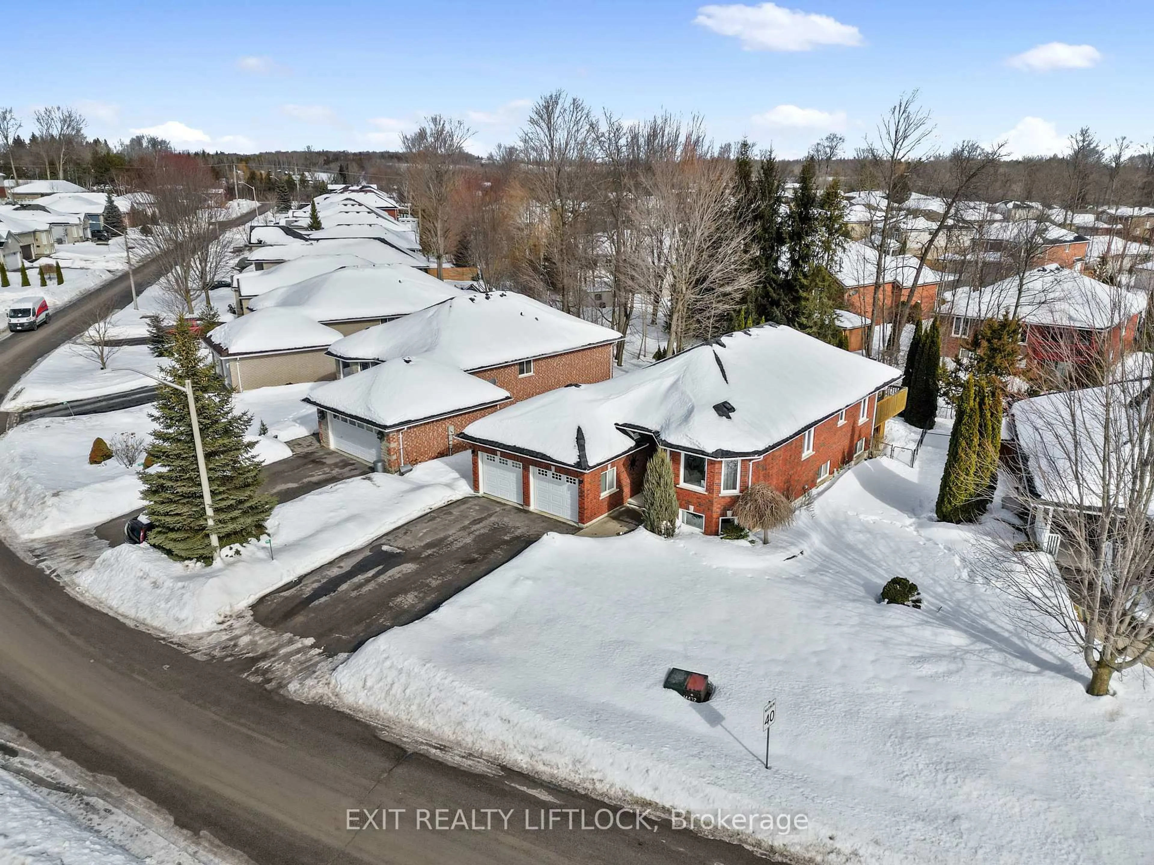 A pic from outside/outdoor area/front of a property/back of a property/a pic from drone, street for 295 Woodward Ave, Peterborough Ontario K9L 1K2