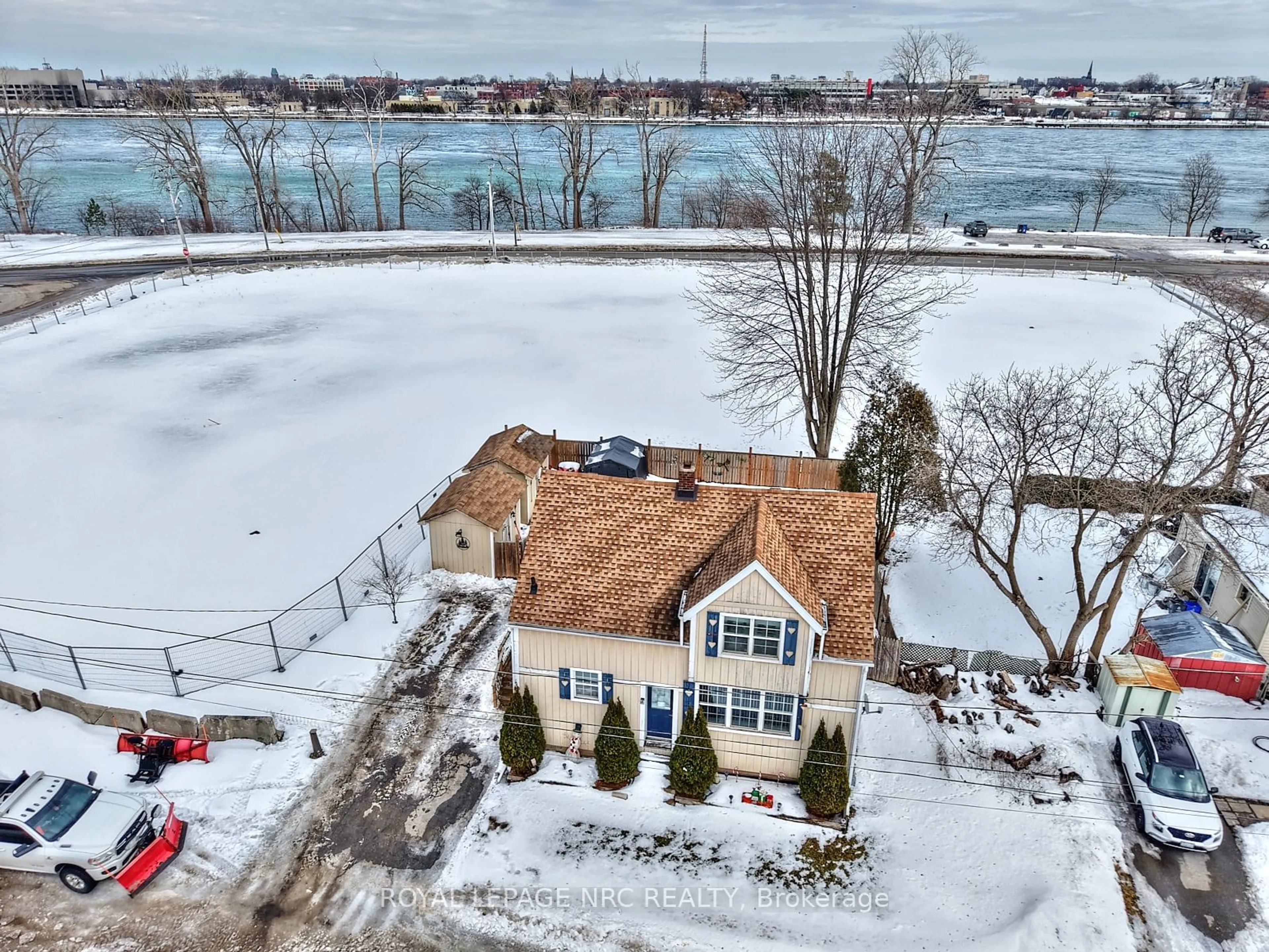 A pic from outside/outdoor area/front of a property/back of a property/a pic from drone, water/lake/river/ocean view for 9 Waterloo St, Fort Erie Ontario L2A 3J6