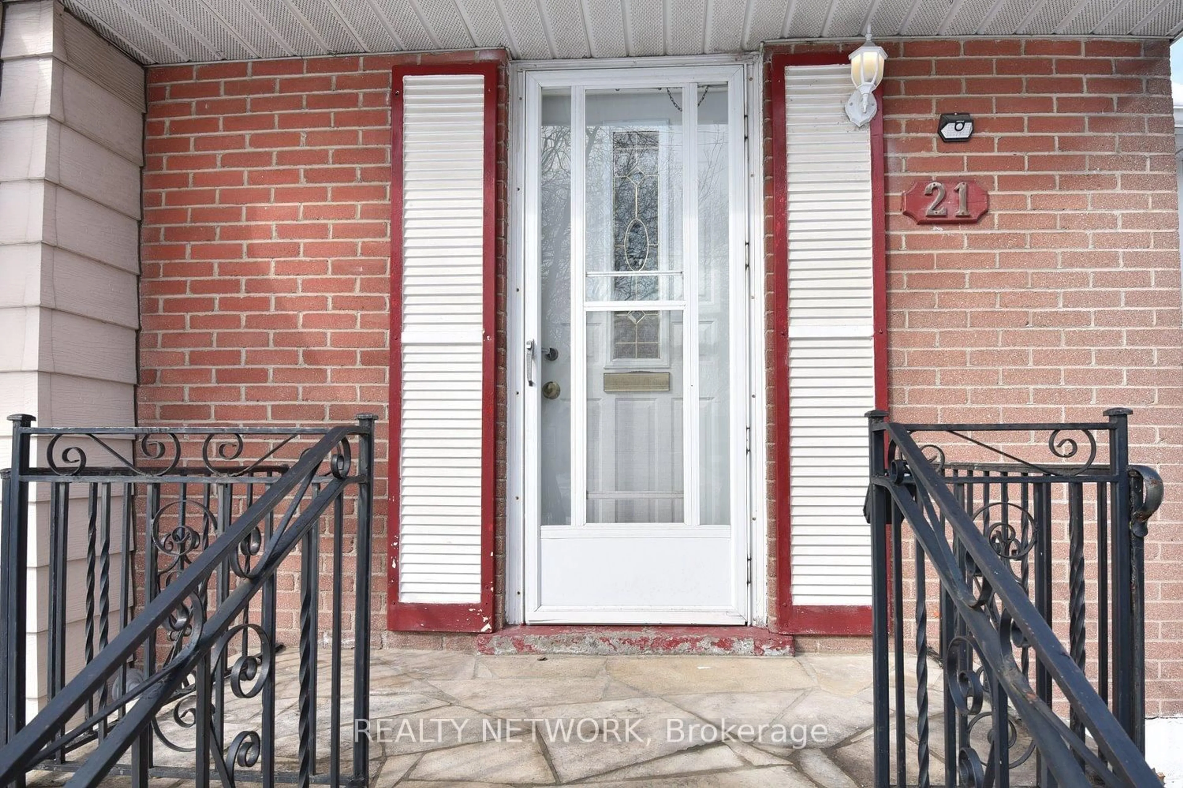 Indoor entryway for 21 Eastvale Pl, Hamilton Ontario L8H 1N9