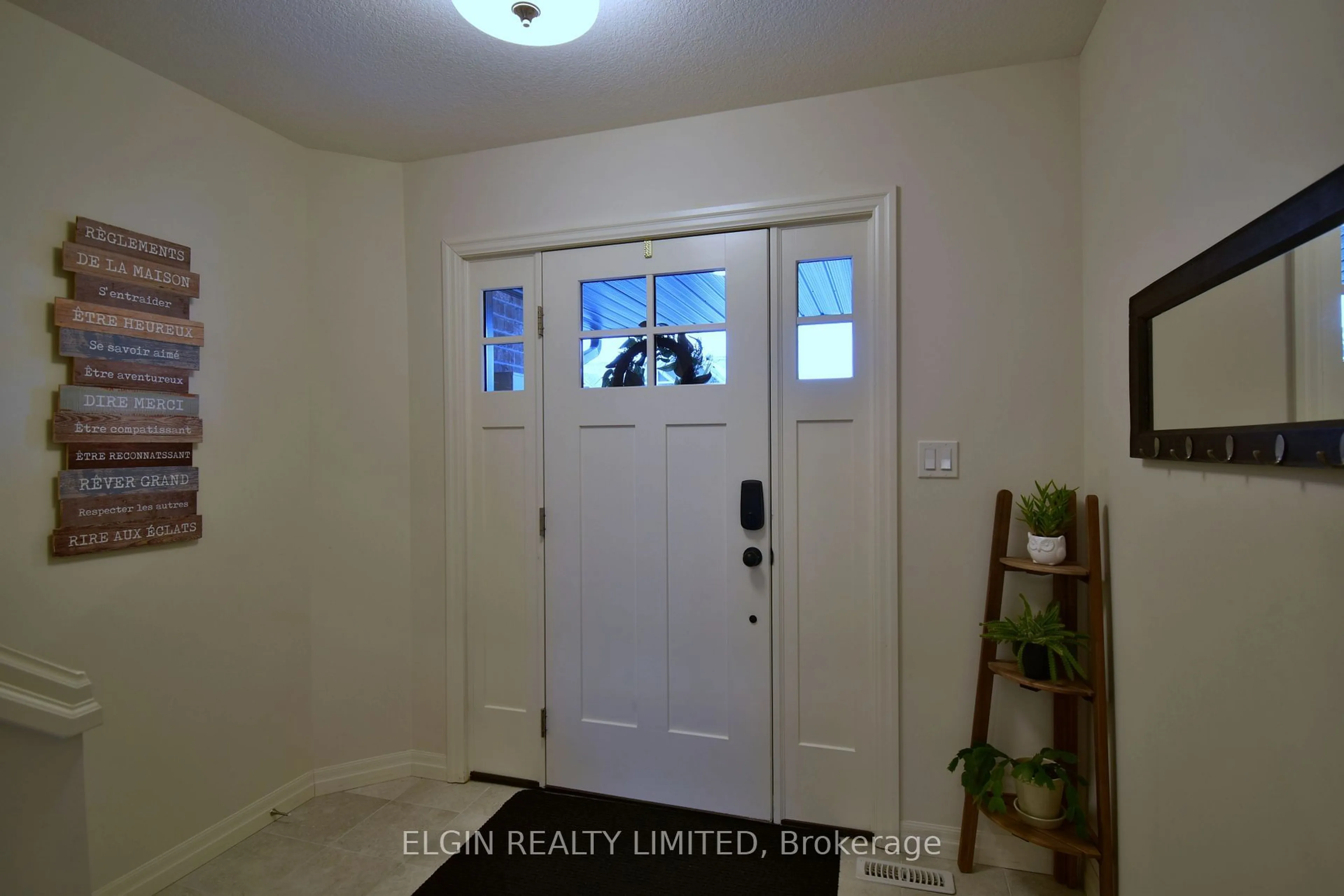 Indoor entryway for 44 Charter Creek Crt, St. Thomas Ontario N5R 0L3