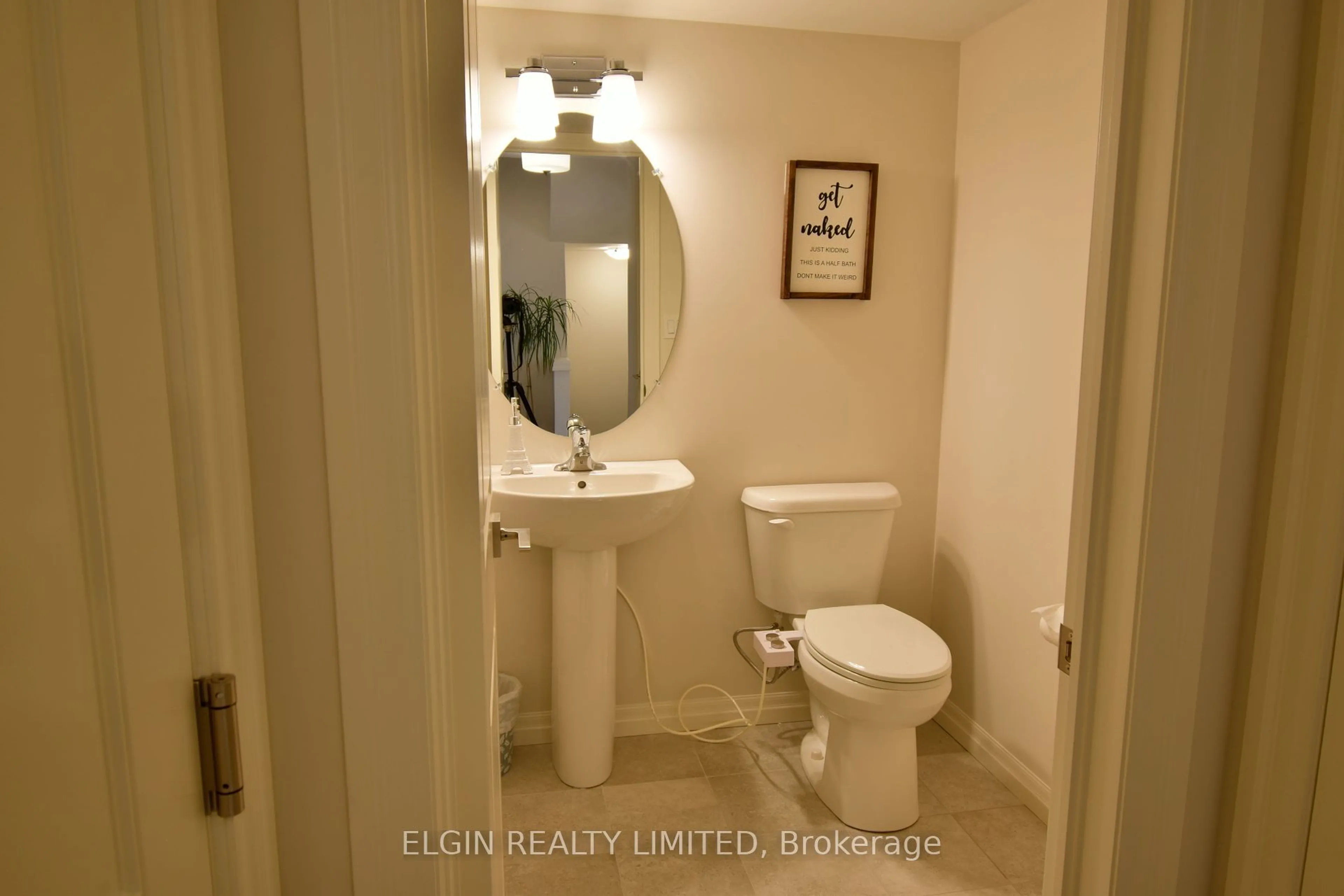 Standard bathroom, ceramic/tile floor for 44 Charter Creek Crt, St. Thomas Ontario N5R 0L3