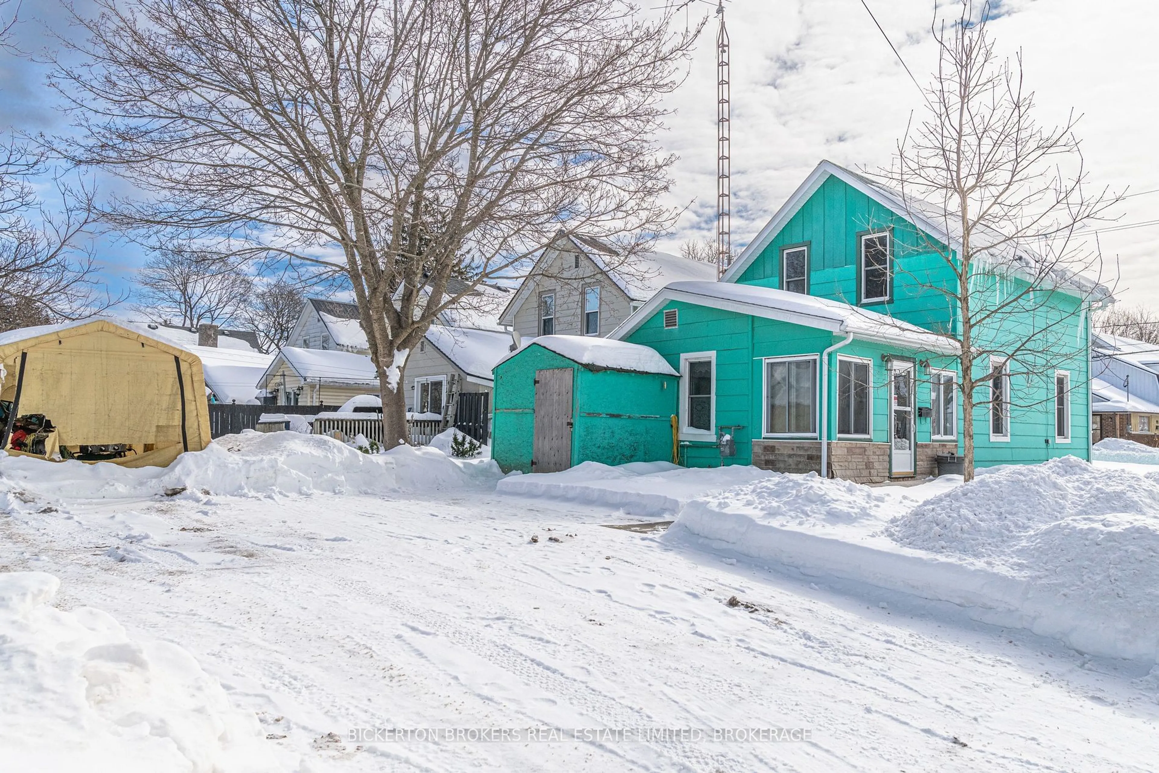 A pic from outside/outdoor area/front of a property/back of a property/a pic from drone, street for 290 First St, Gananoque Ontario K7G 2J4