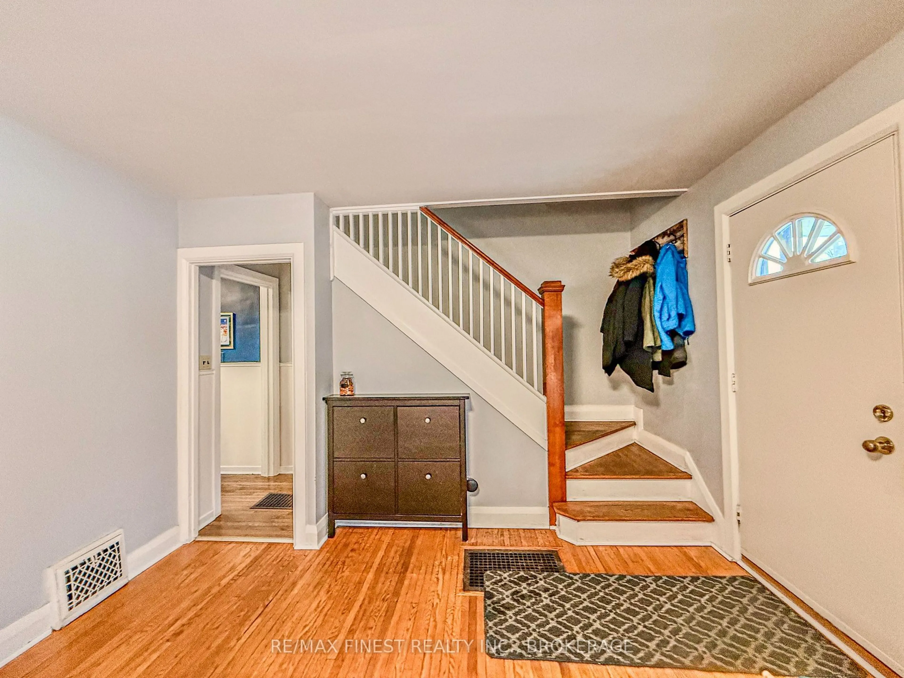 Indoor entryway for 207 Raglan Rd, Kingston Ontario K7K 1L5