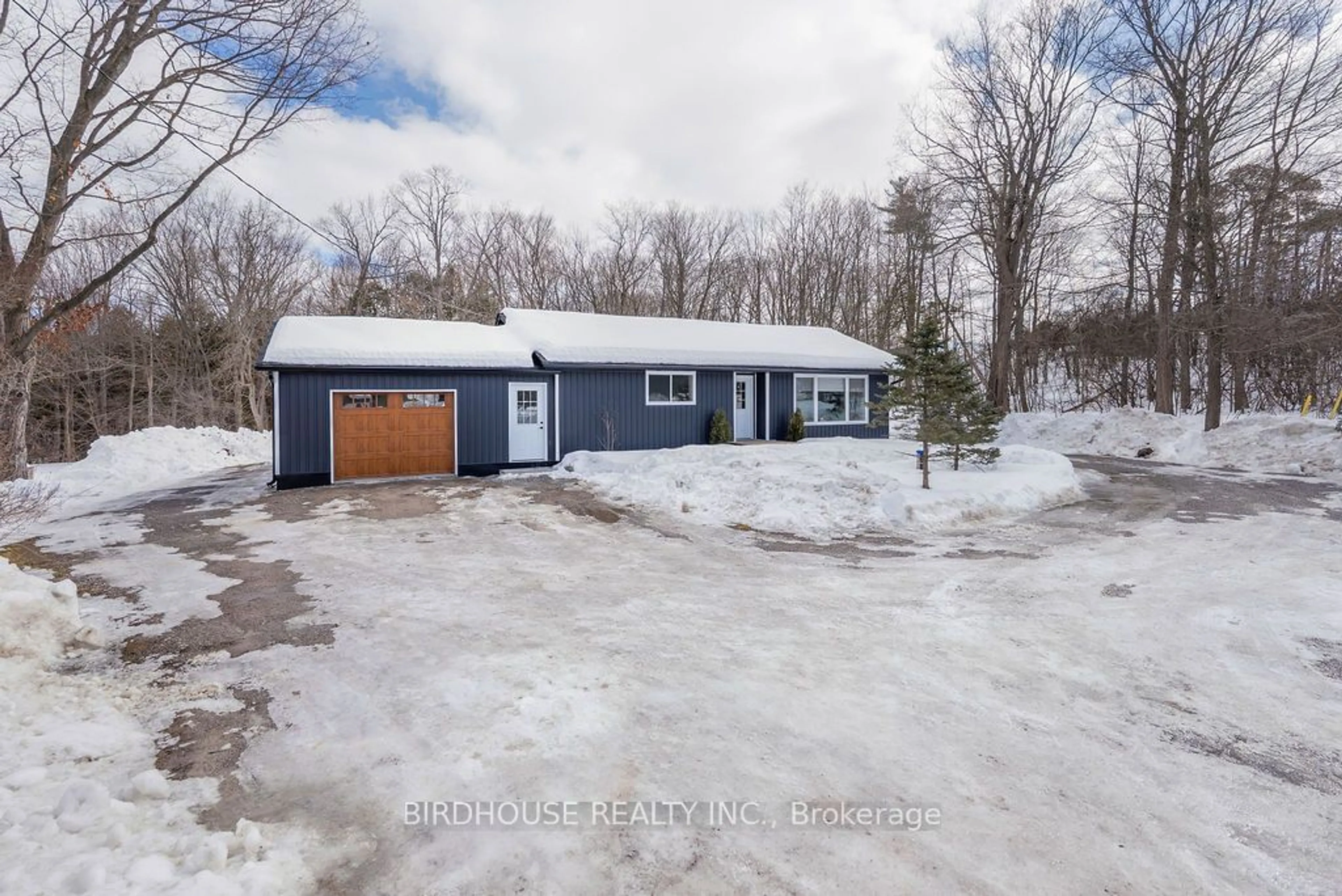 A pic from outside/outdoor area/front of a property/back of a property/a pic from drone, street for 294 East St, Kawartha Lakes Ontario K0M 1A0