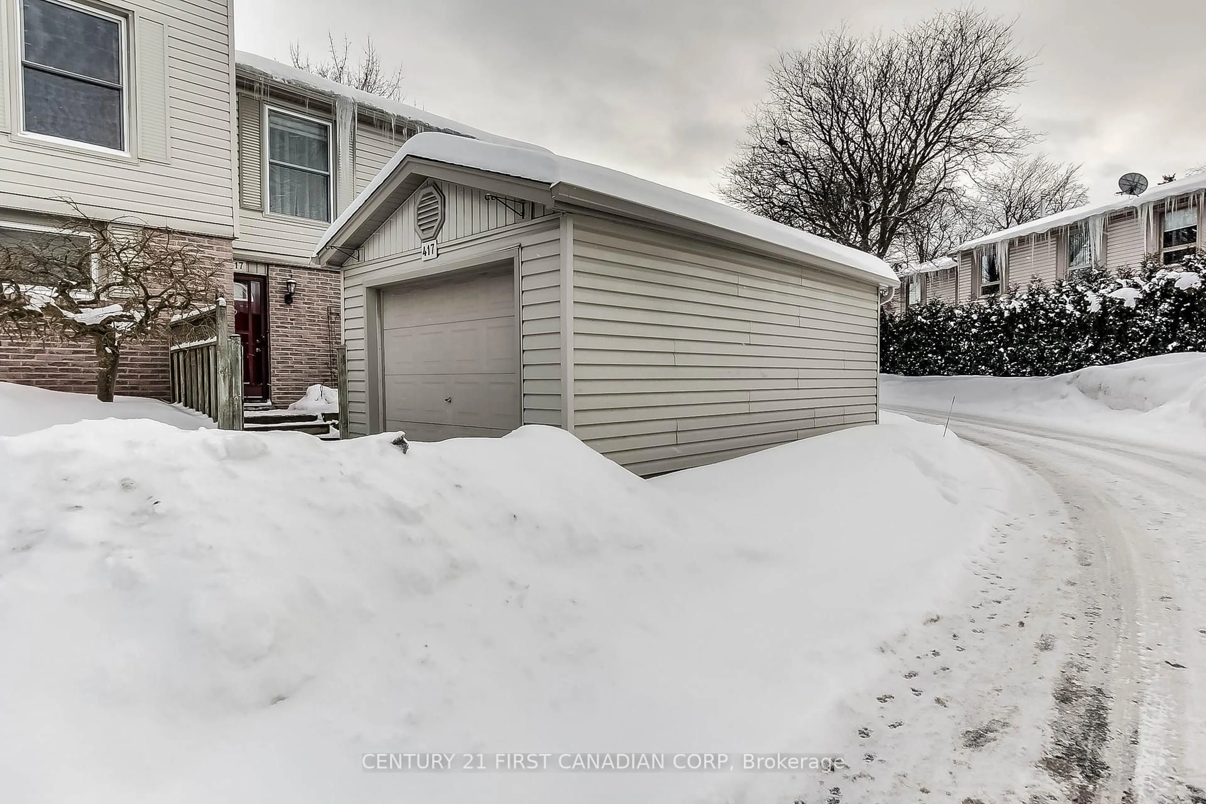 A pic from outside/outdoor area/front of a property/back of a property/a pic from drone, street for 417 Everglade Cres, London Ontario N6H 4M8