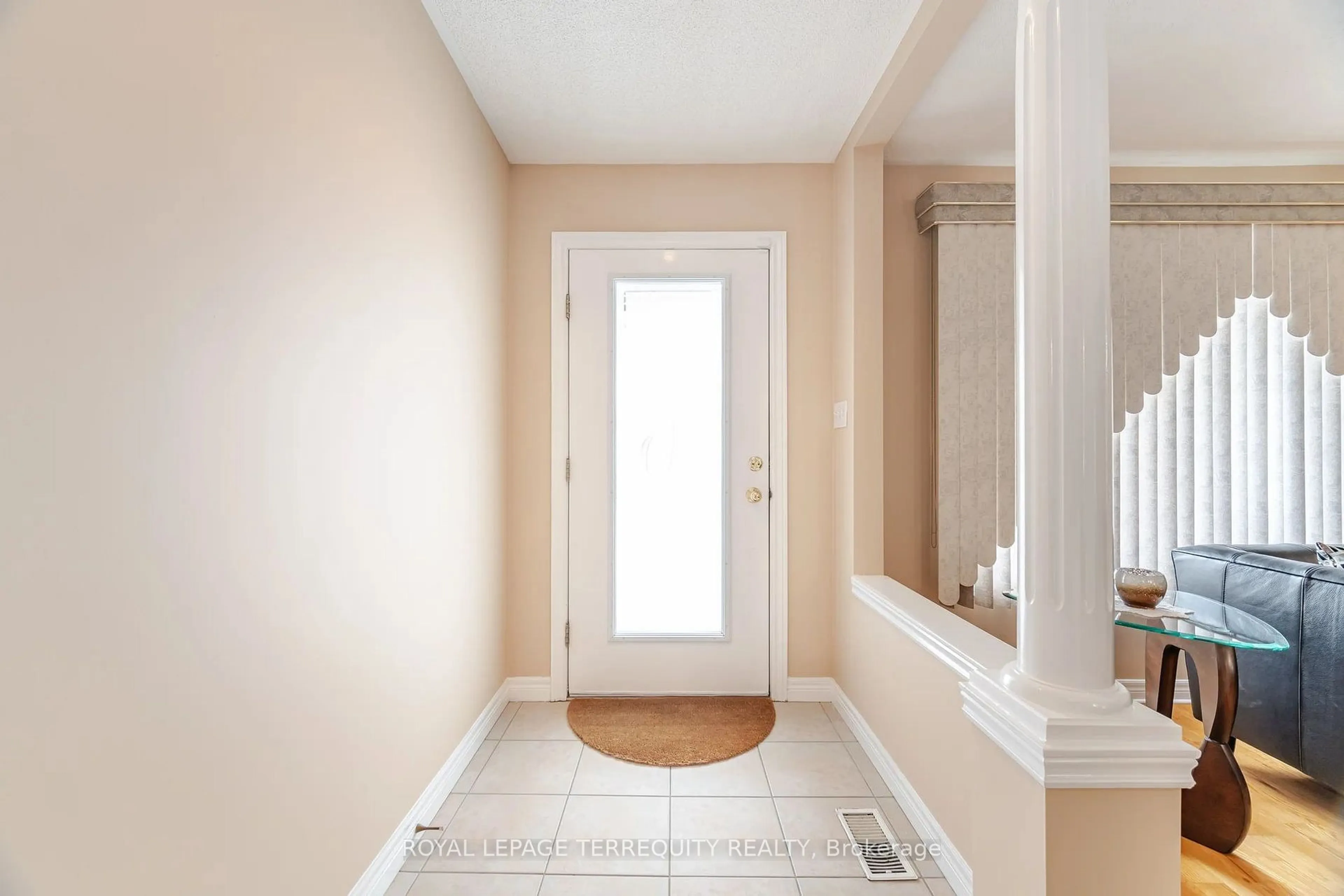 Indoor entryway for 777 Limeridge Rd, Hamilton Ontario L8W 1A4