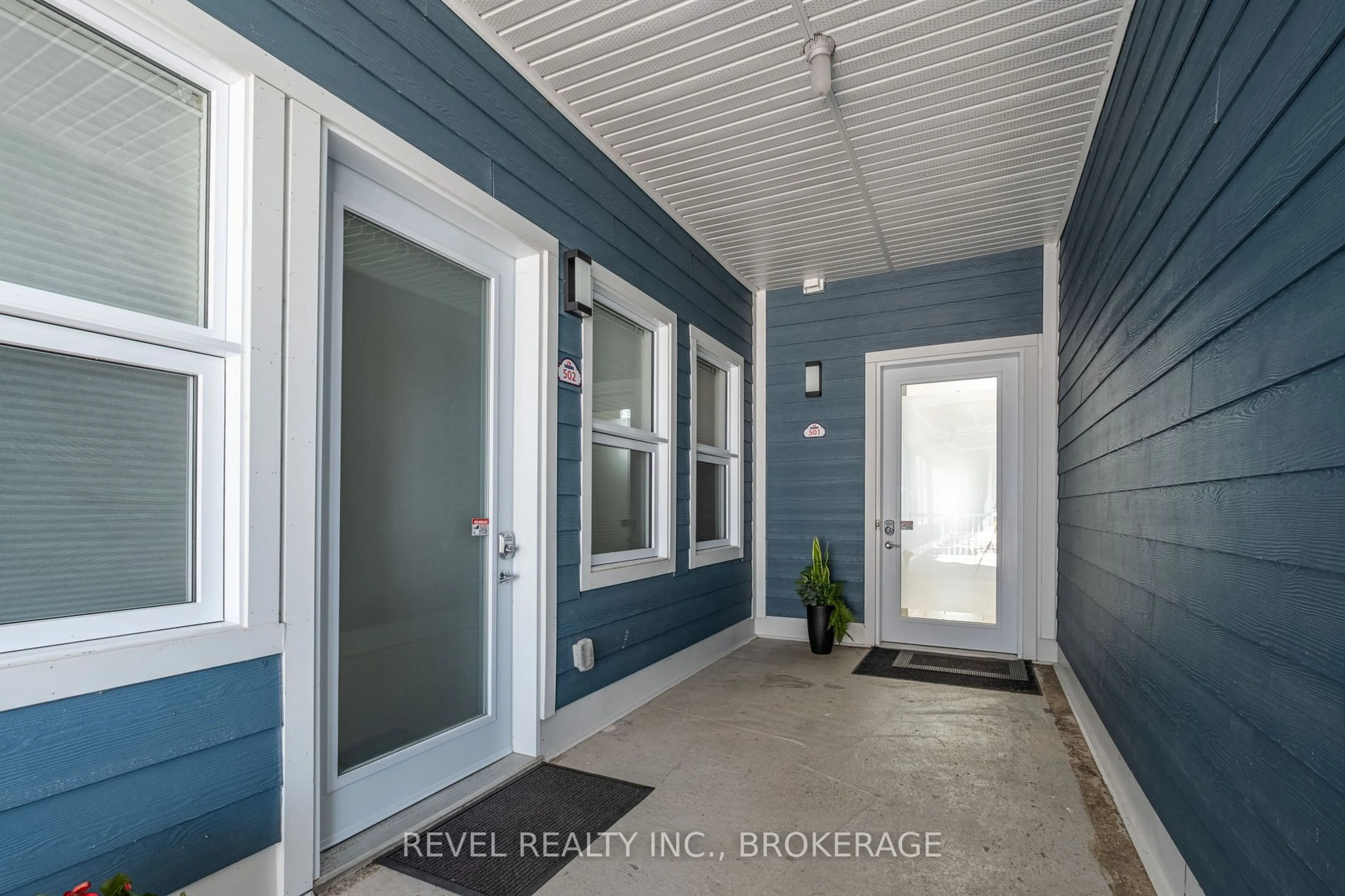 Indoor entryway for 130 WATER St #501, Gananoque Ontario K7G 0A8