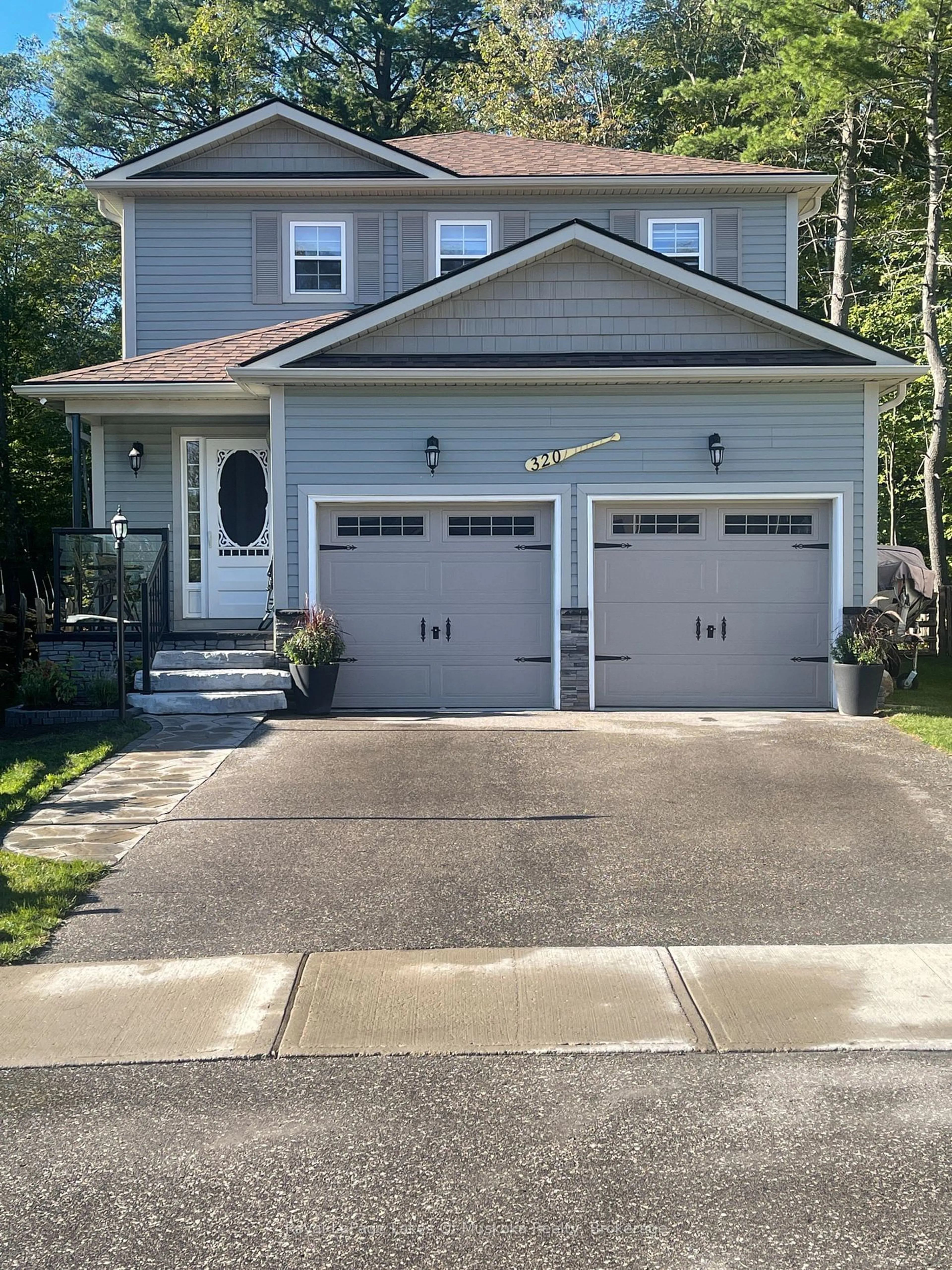 Home with vinyl exterior material, street for 320 Pine St, Gravenhurst Ontario P1P 1B1