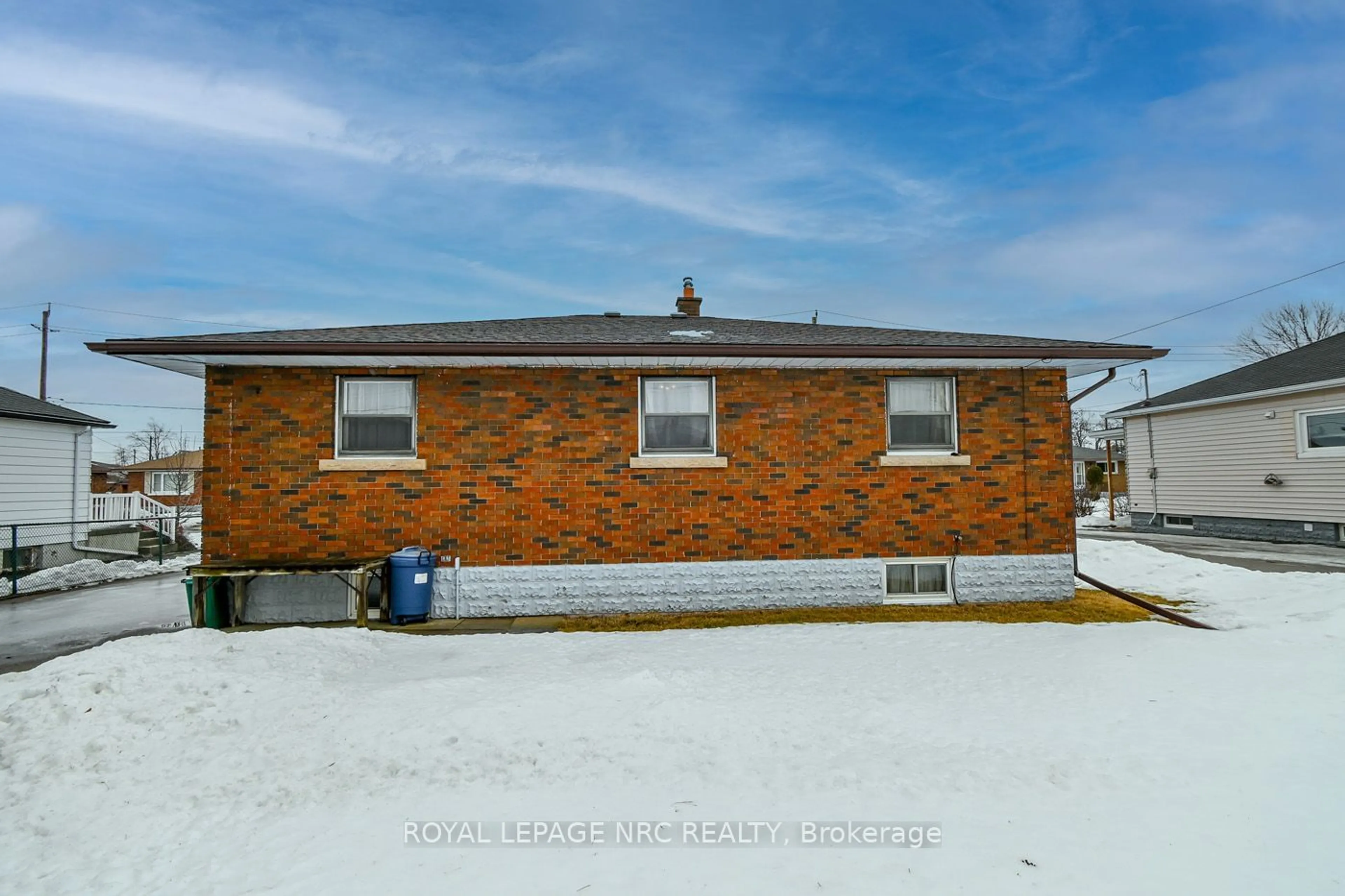 A pic from outside/outdoor area/front of a property/back of a property/a pic from drone, building for 664 David St, Welland Ontario L3B 2B9