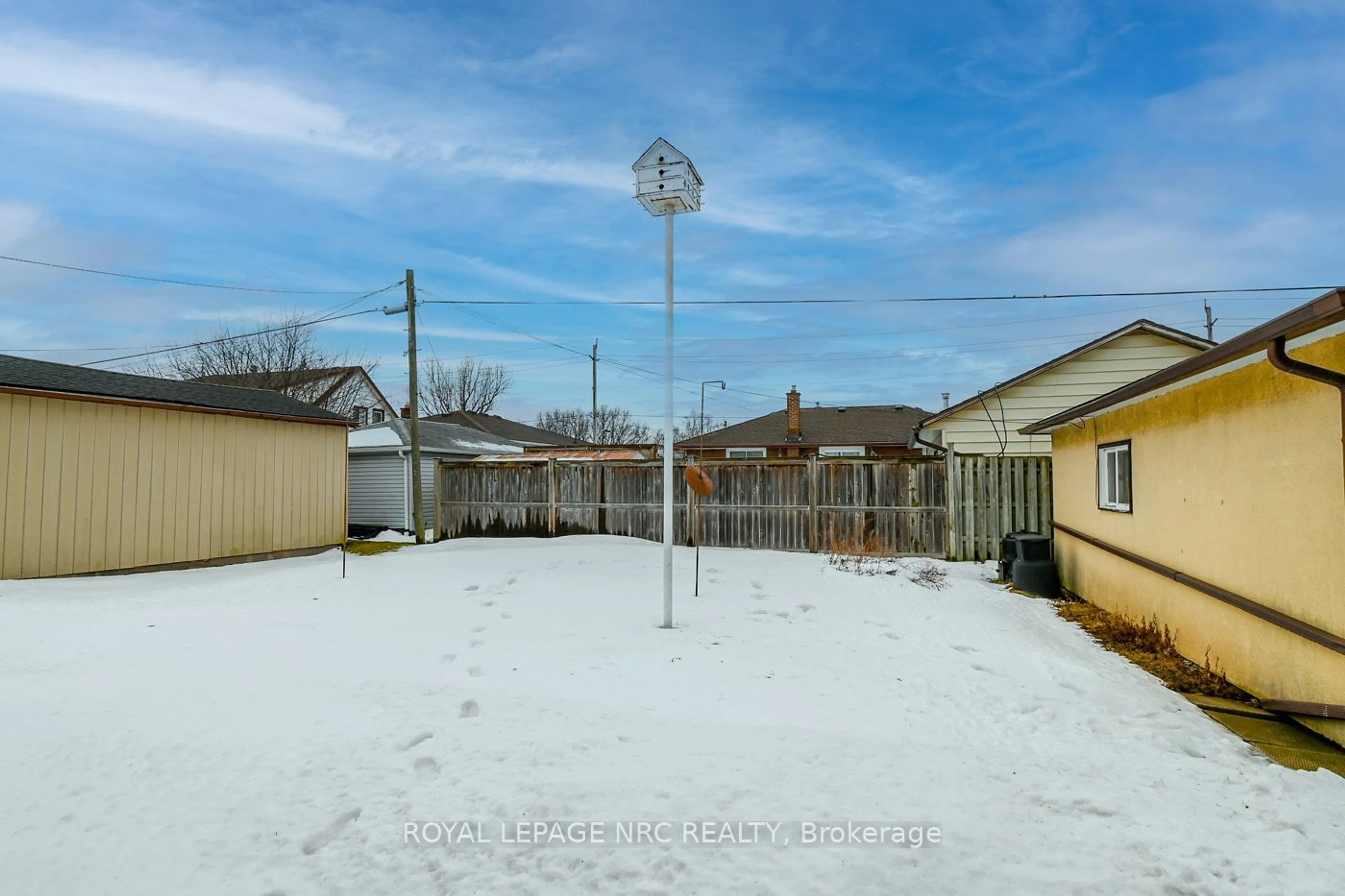 A pic from outside/outdoor area/front of a property/back of a property/a pic from drone, street for 664 David St, Welland Ontario L3B 2B9