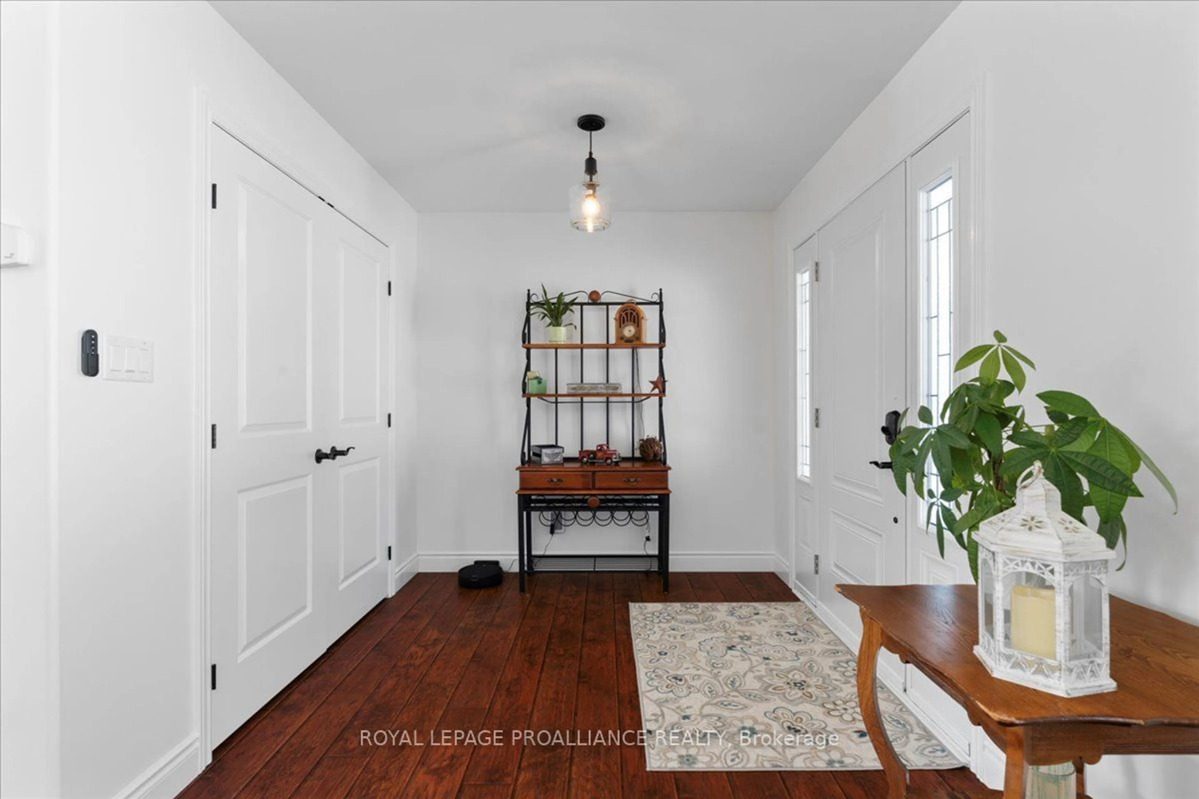 Indoor entryway for 1602 Casey Rd, Belleville Ontario K8N 4Z6