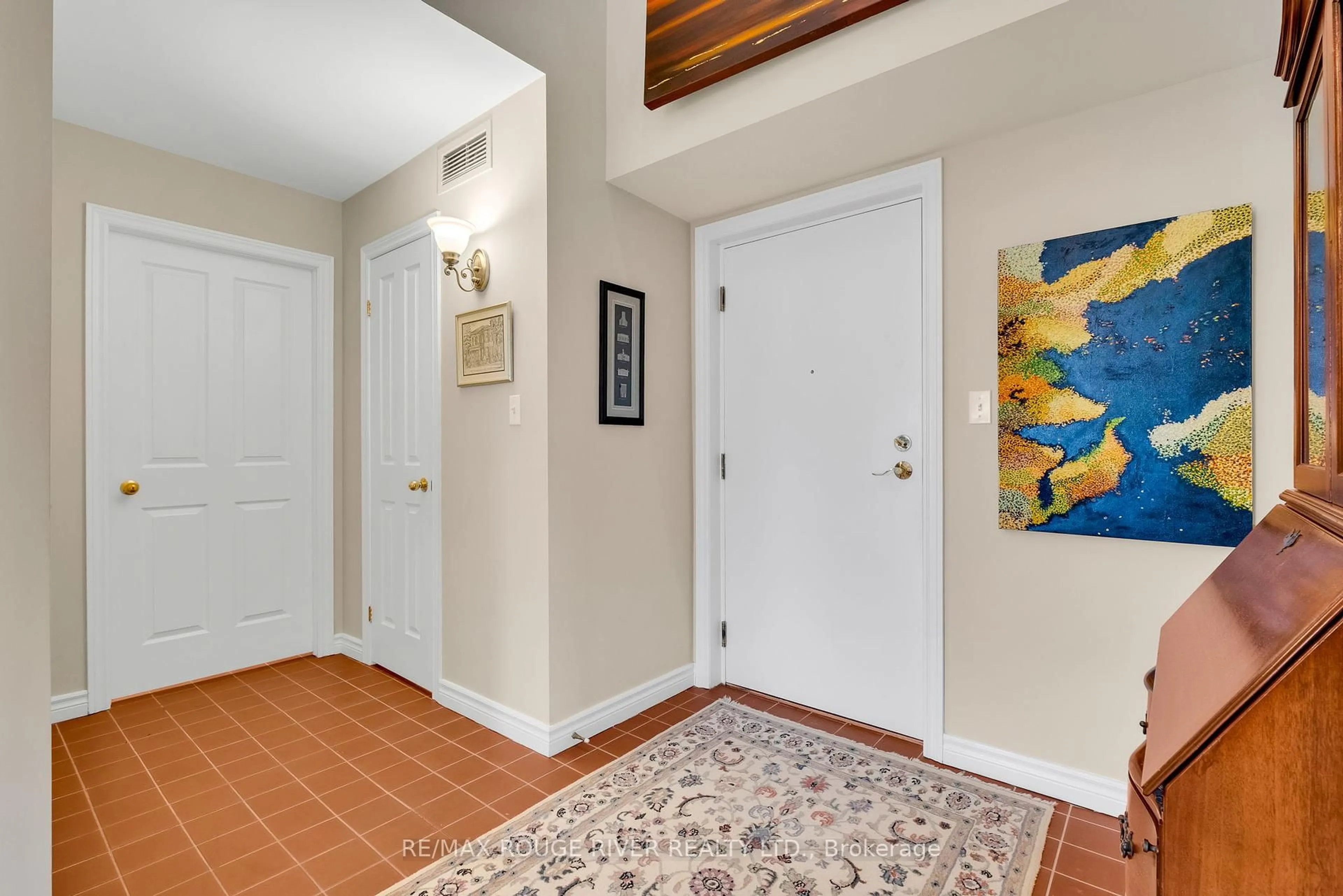 Indoor entryway for 130 Queen St #6B, Cobourg Ontario K9A 1N2