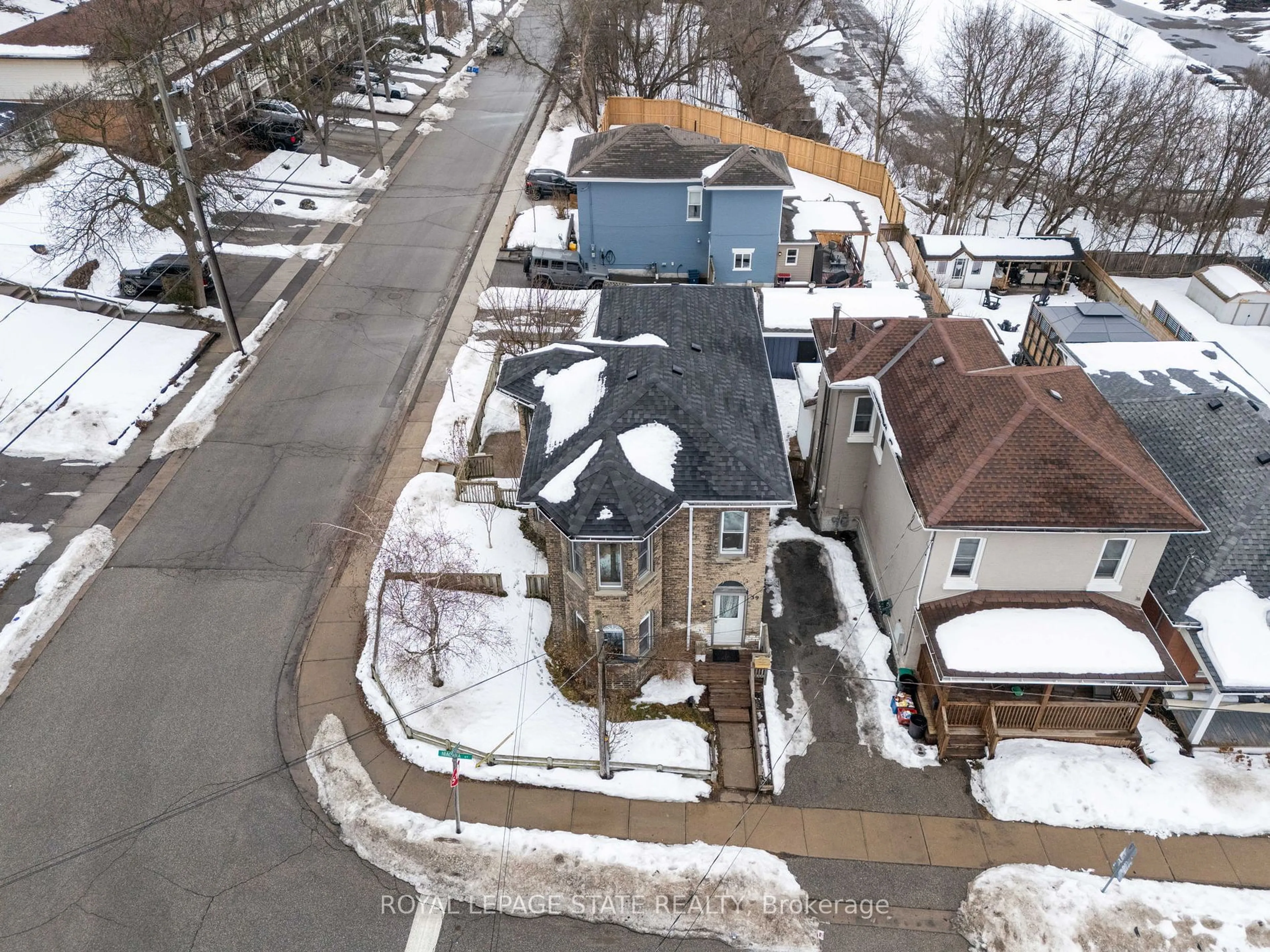 A pic from outside/outdoor area/front of a property/back of a property/a pic from drone, street for 39 Niagara St, Brant Ontario N3R 4E1