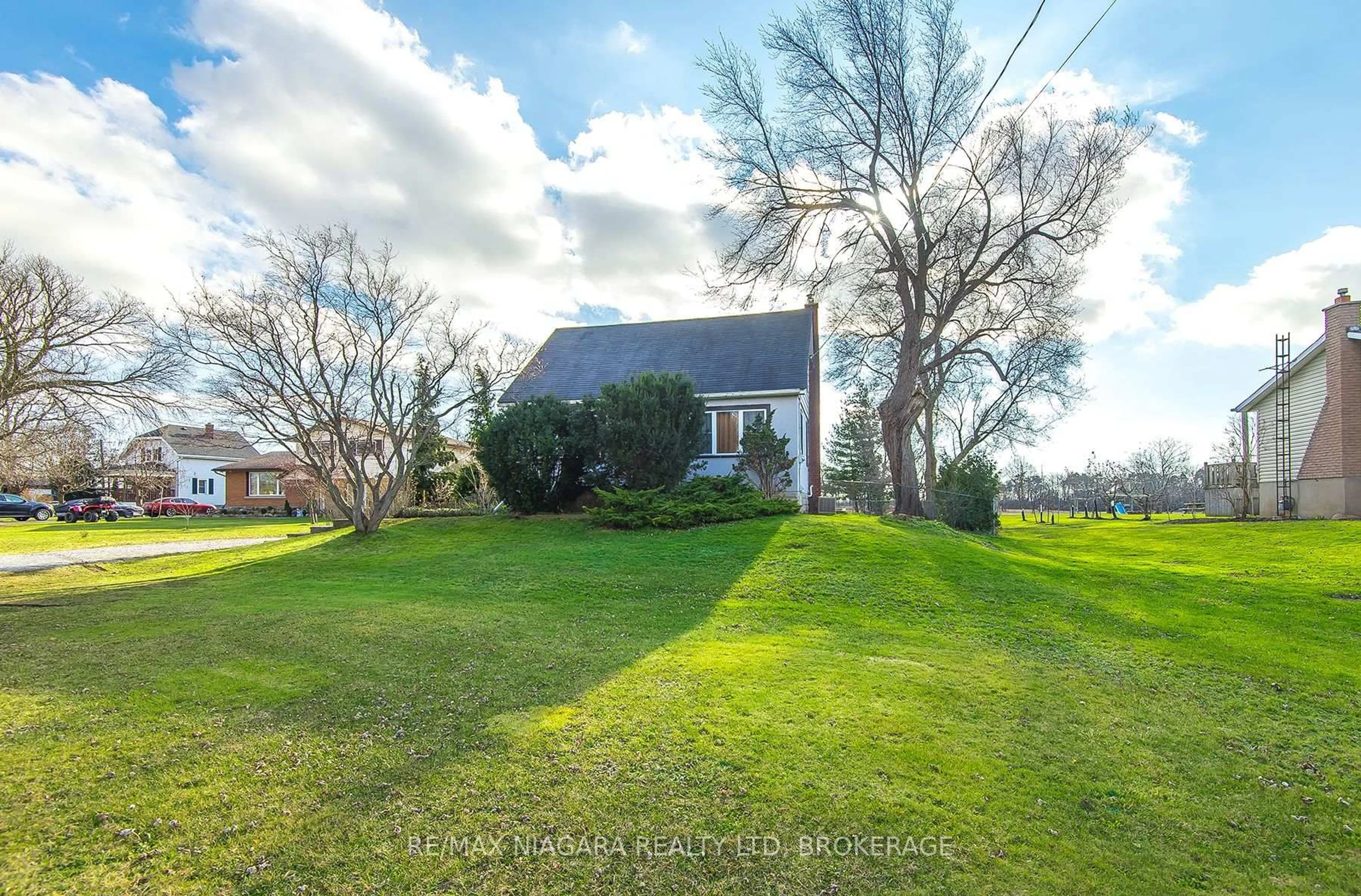 A pic from outside/outdoor area/front of a property/back of a property/a pic from drone, unknown for 971 Hwy 3 High, Port Colborne Ontario L3K 5V3